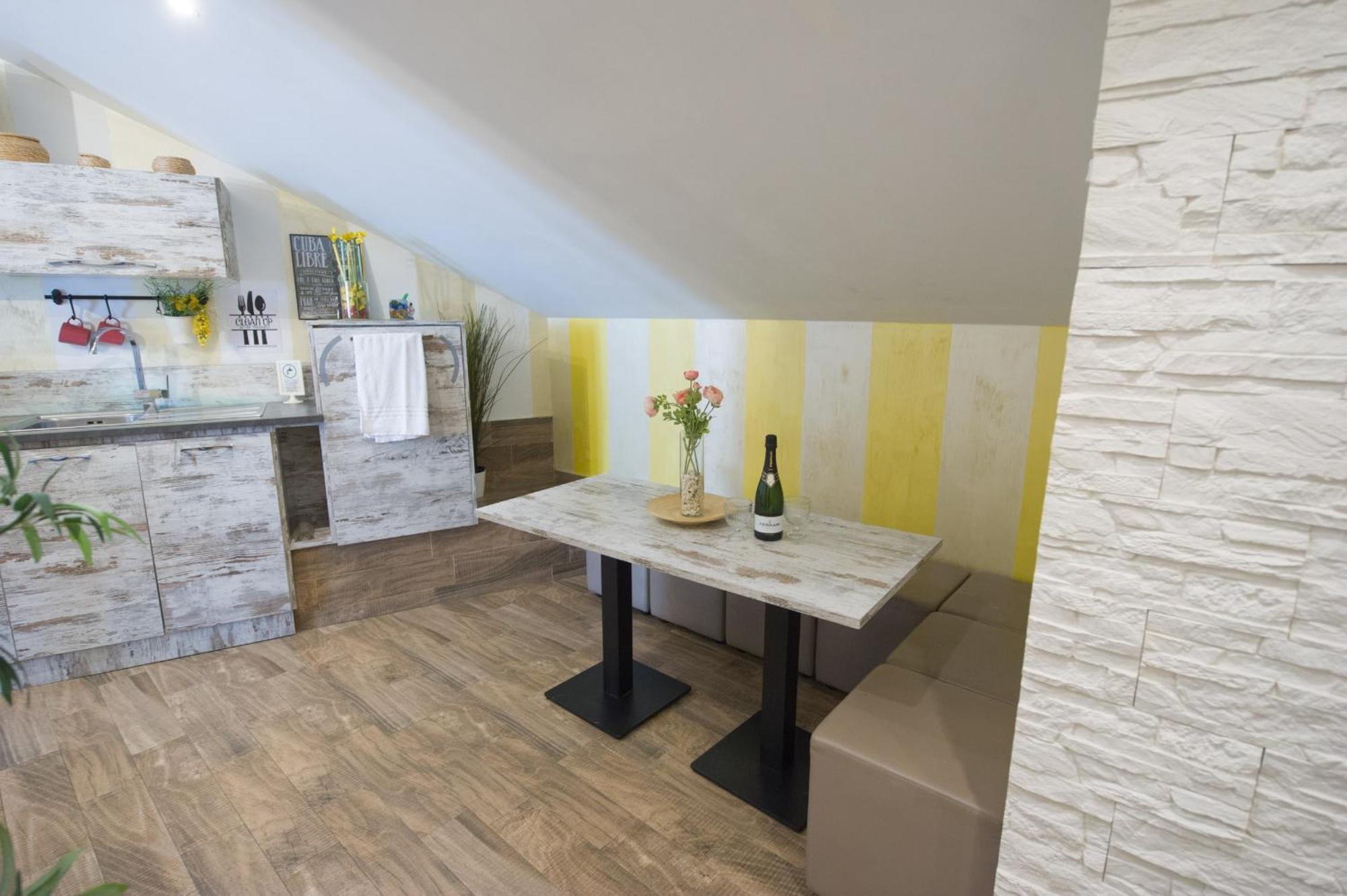 Appartement Amazing Attic Max 10 People With Parking & Wifi, Near To 3 Tram Lines And To The Metro - Well Connected To Airports And To The Train Station