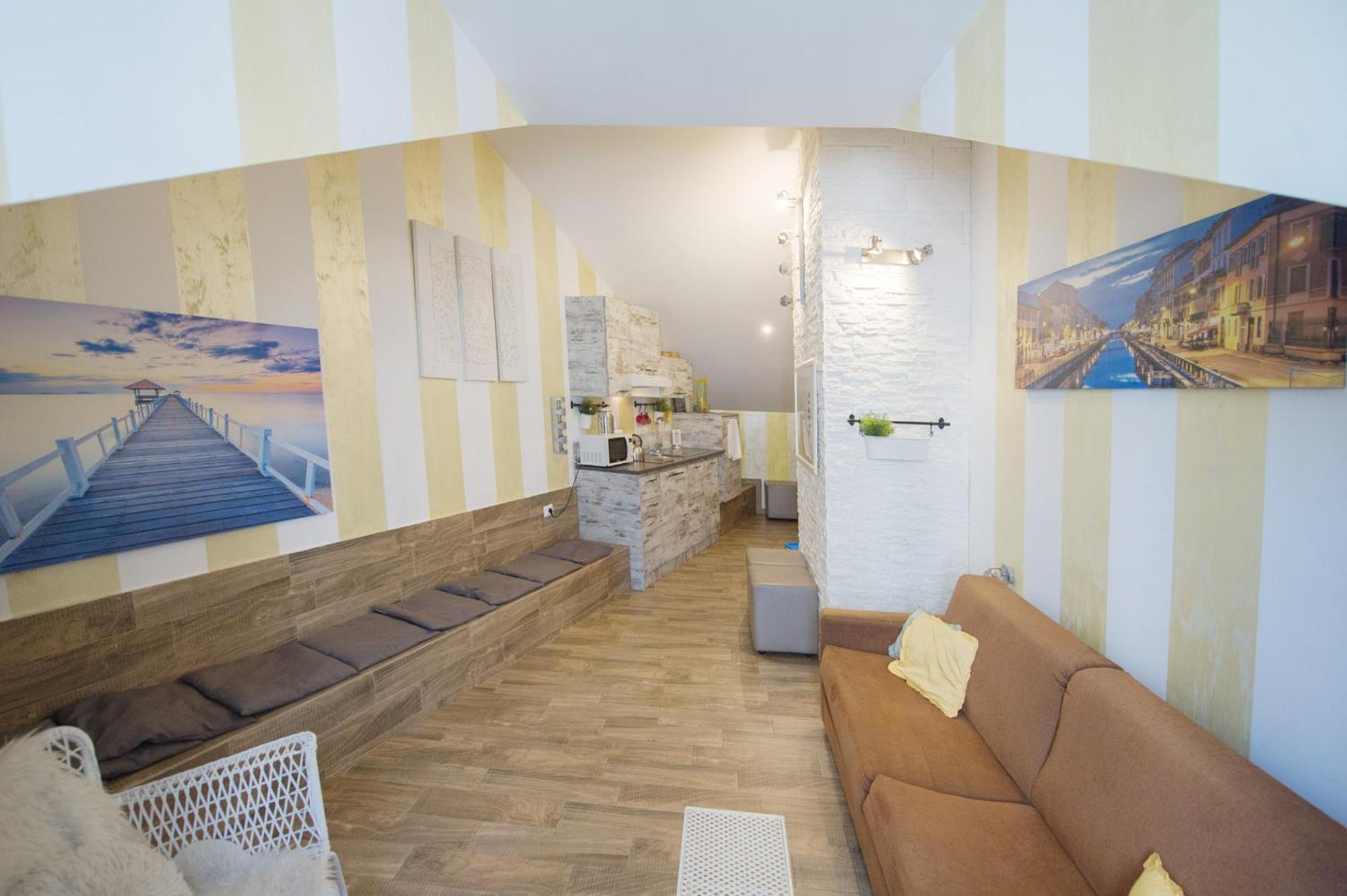 Amazing Attic Max 10 People With Parking & Wifi, Near To 3 Tram Lines And To The Metro - Well Connected To Airports And To The Train Station Appartement Milaan