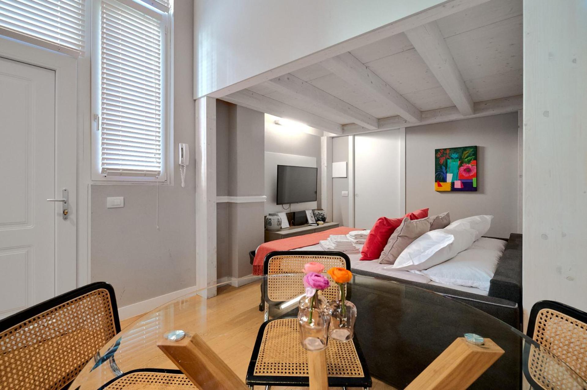 Style Loft In Great Location *
