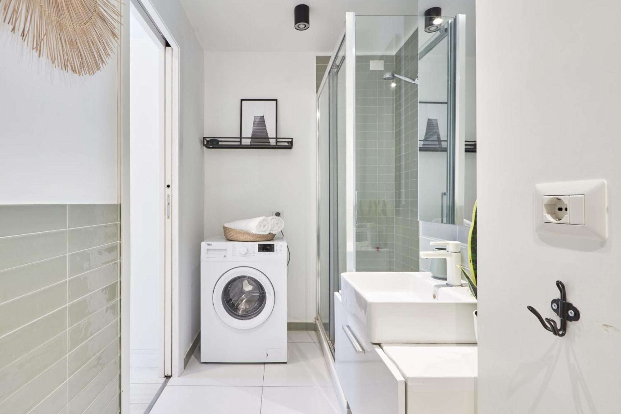 Elegante Minimal Dai Tocchi Botanici Apartment Milan