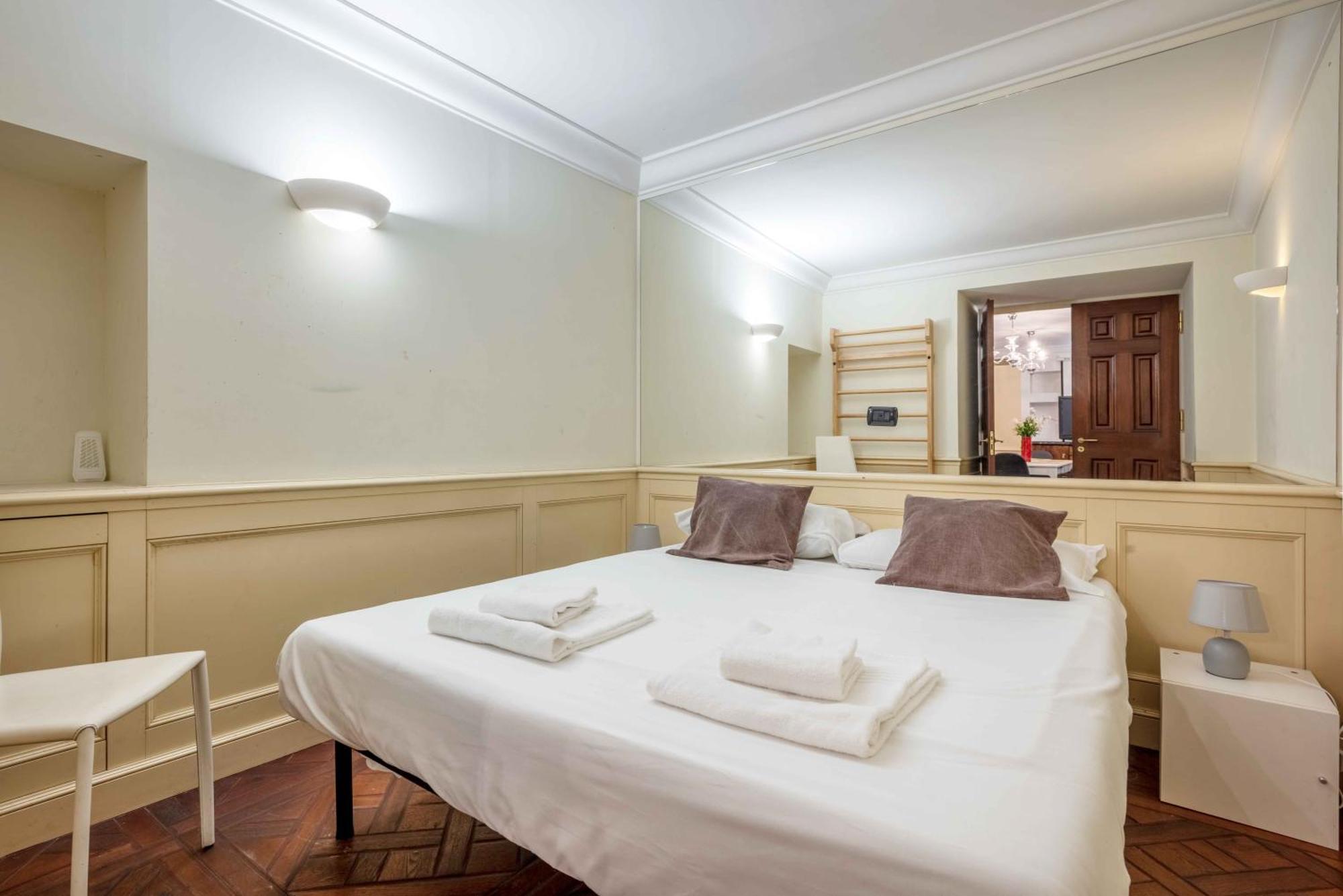 Exclusive 4 Bedrooms Near Duomo * Milaan