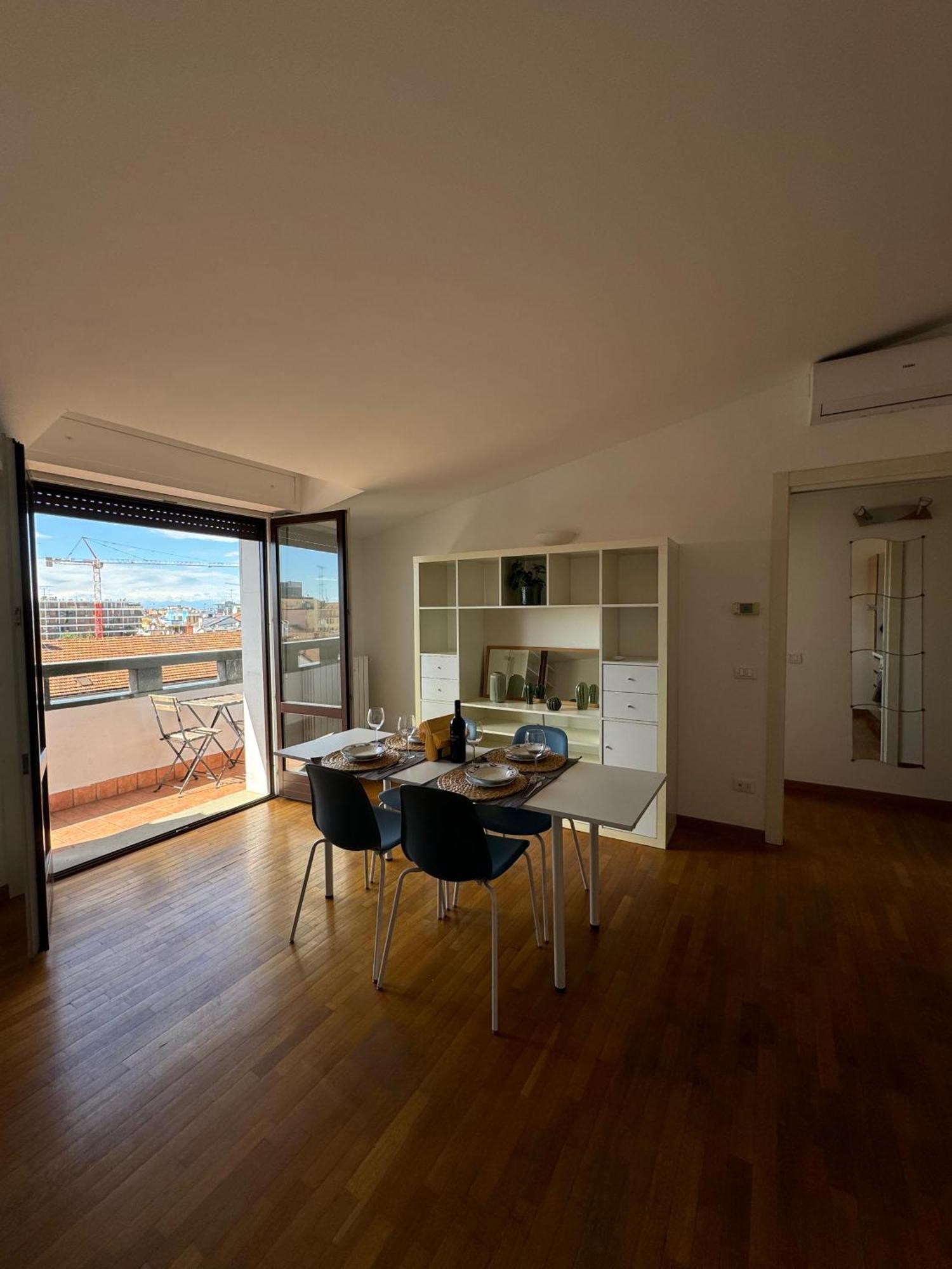 Isola- Attico Con Balcone * Milano