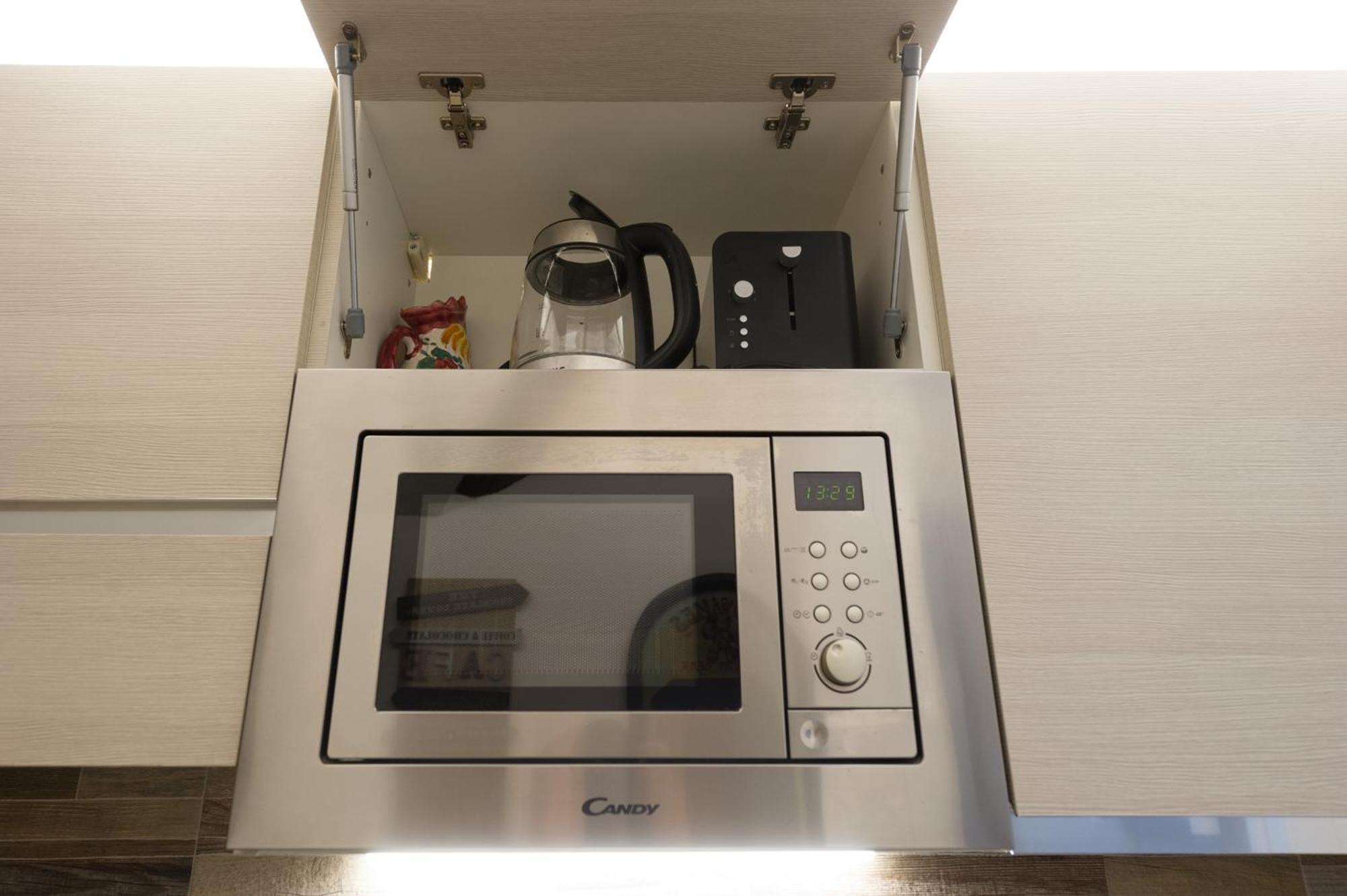 Deluxe Attic For 2, With Amazing Terrace And Poweful Wi-fi - Very Near The Metro, Position, Very Well Connected To Train Stations And Malpensa, Linate And Begramo Airports * Milaan
