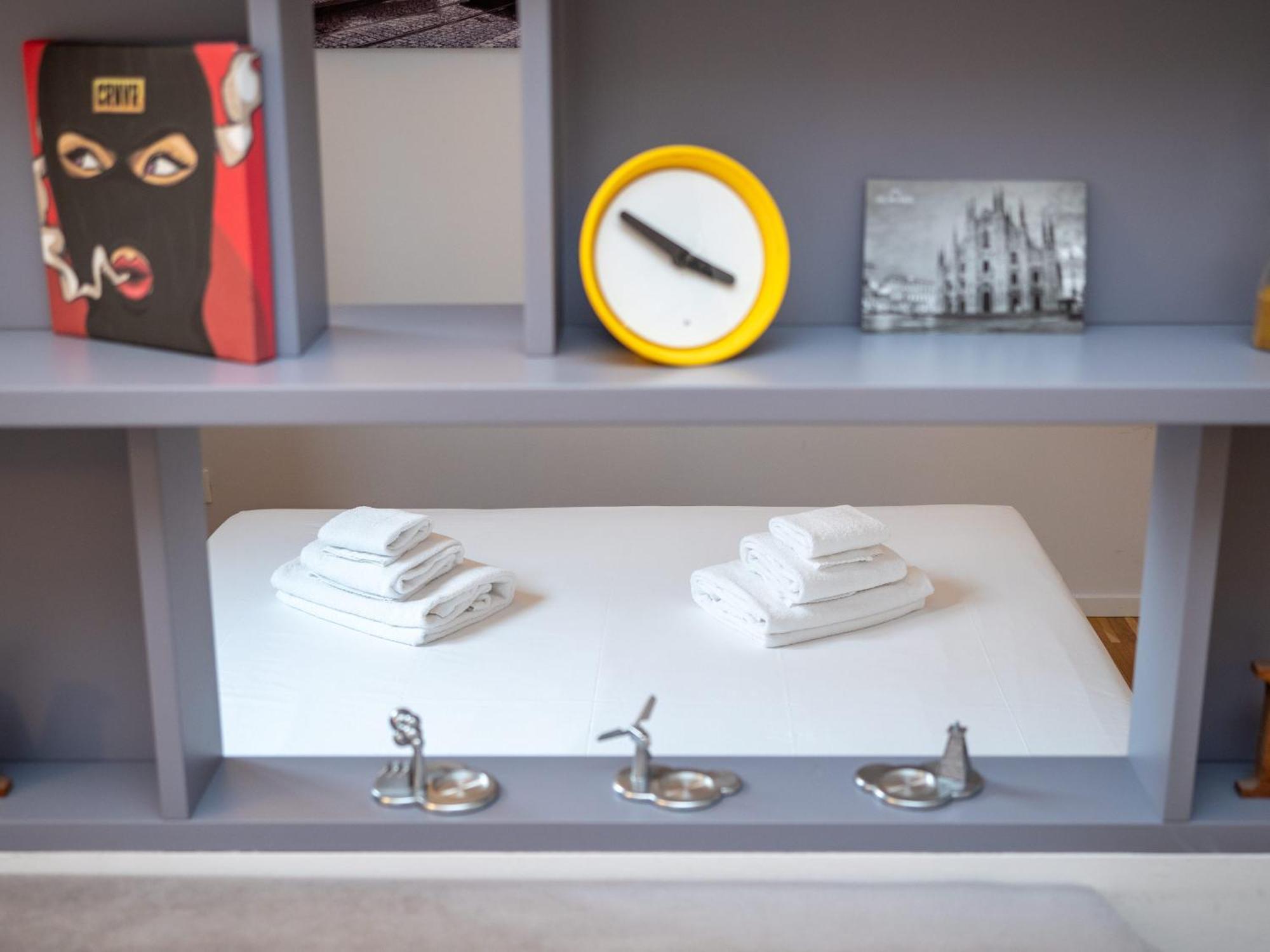 Apartment Keys Of Italy - Melloni 4 / Mustard Revolution Milan