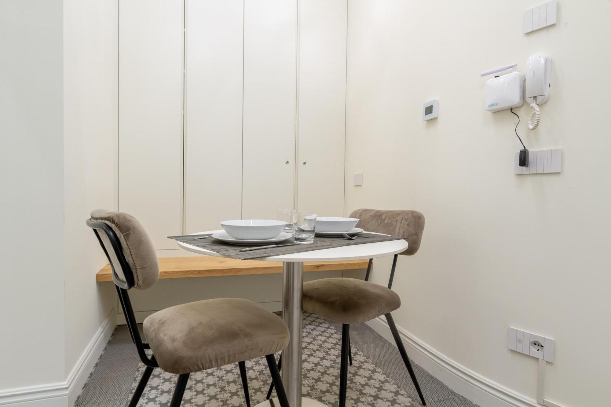 Centro Storico Vetra M4-studio 10min Walk Duomo Apartment