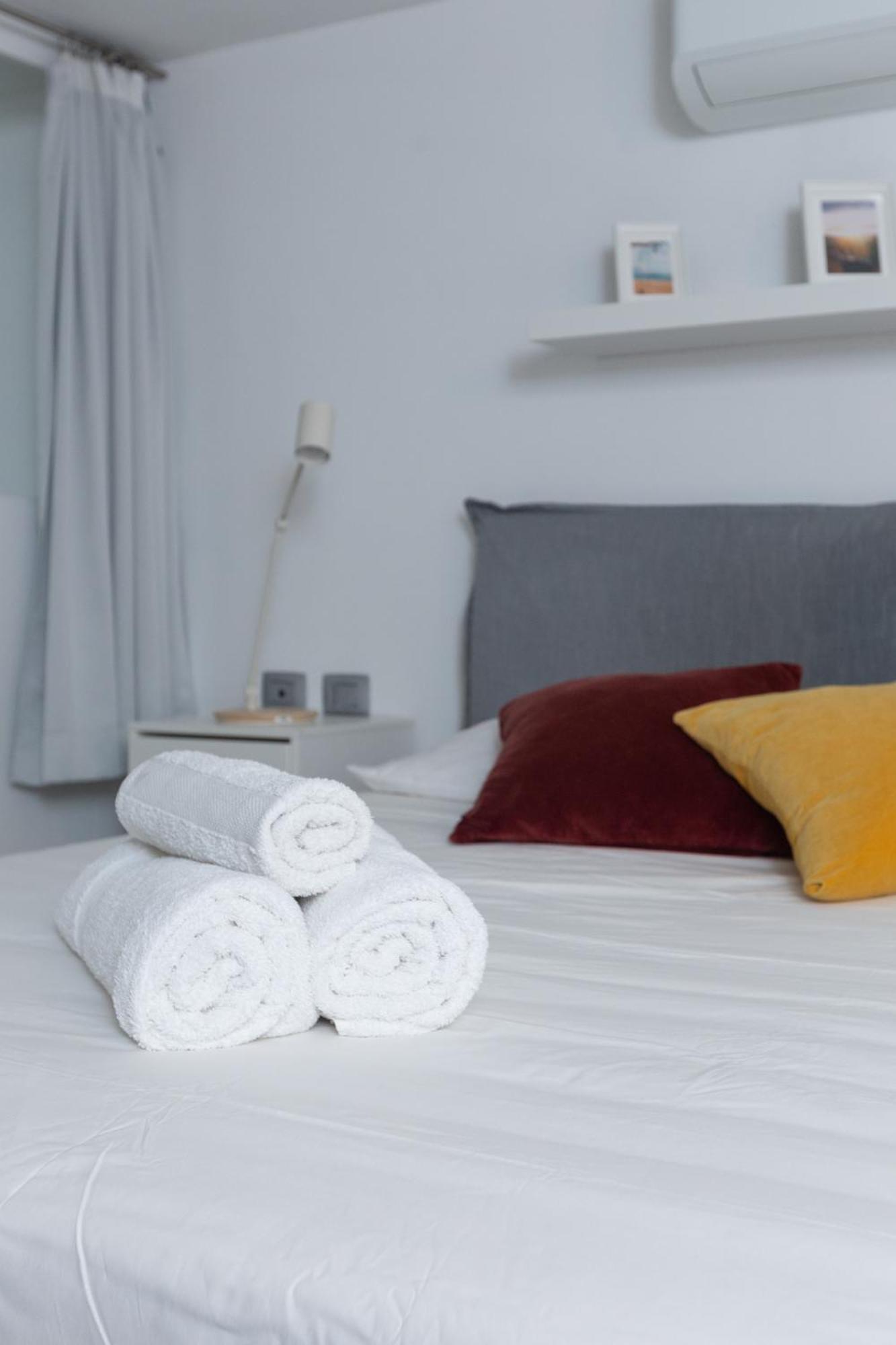 White And Brown Exclusive Loft With Terrace - Free Parking - M2 Station Apartment
