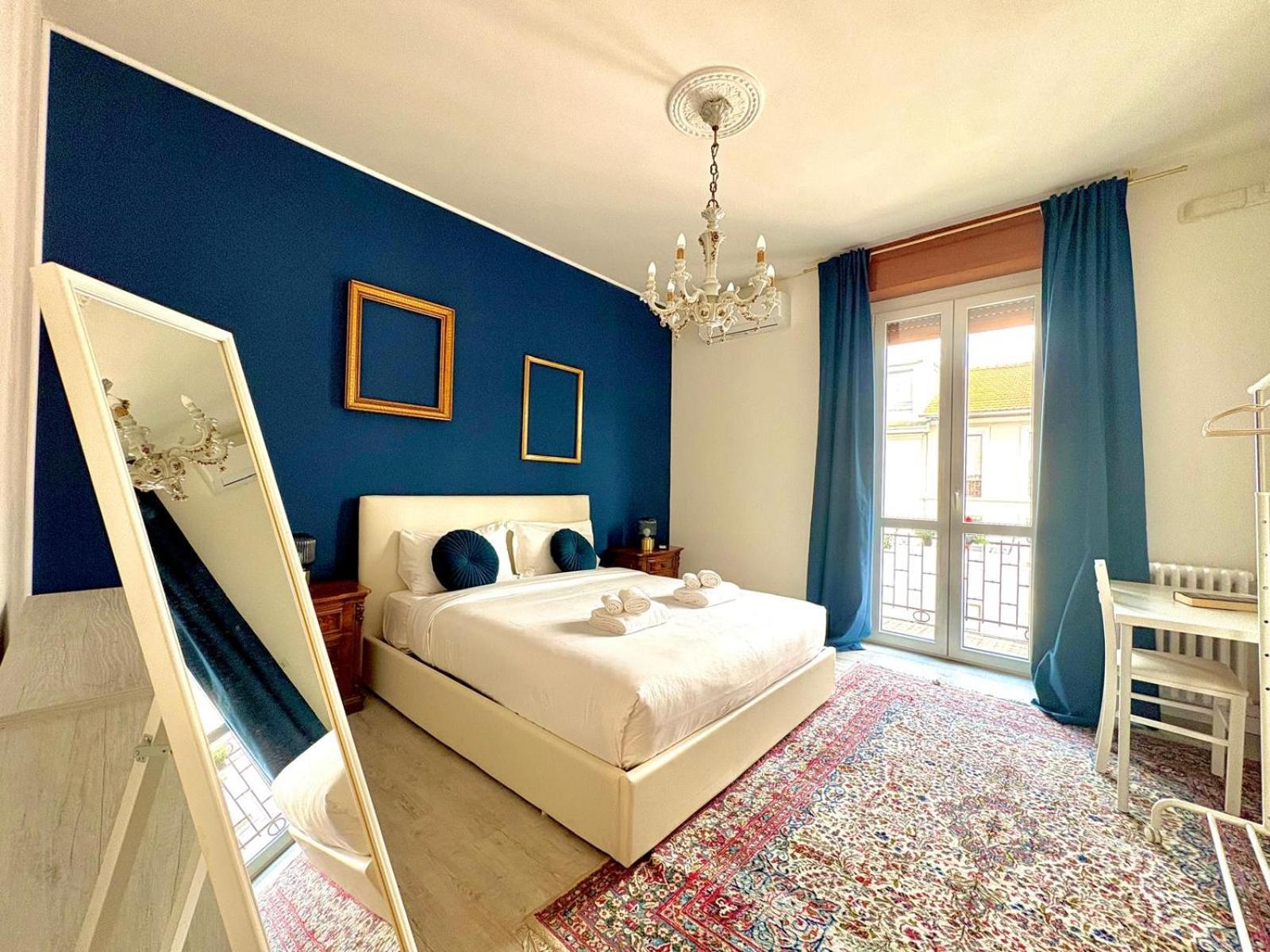 Apartment-navigli-house Of Mirrors *