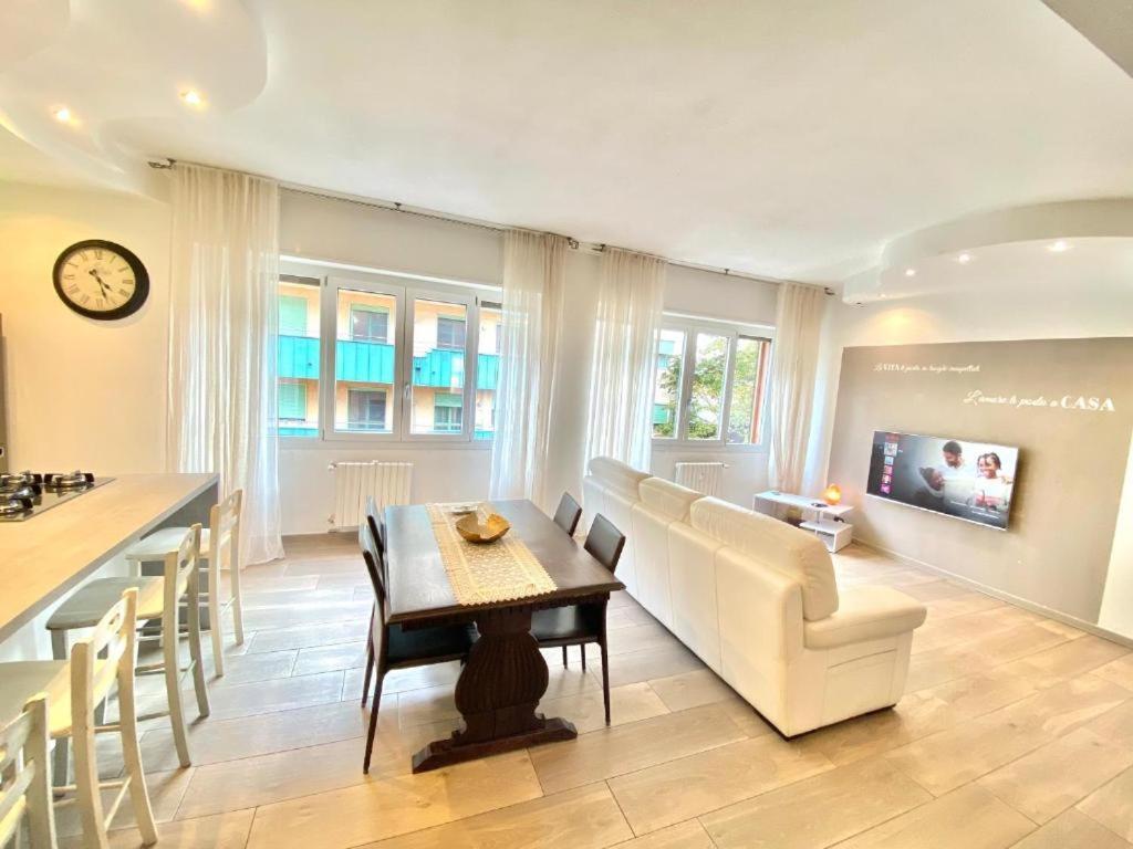 Bocconi Home, Moderna Ed Elegante, Spazioso E Luminoso, Con Due E Due Bagni Appartamento *