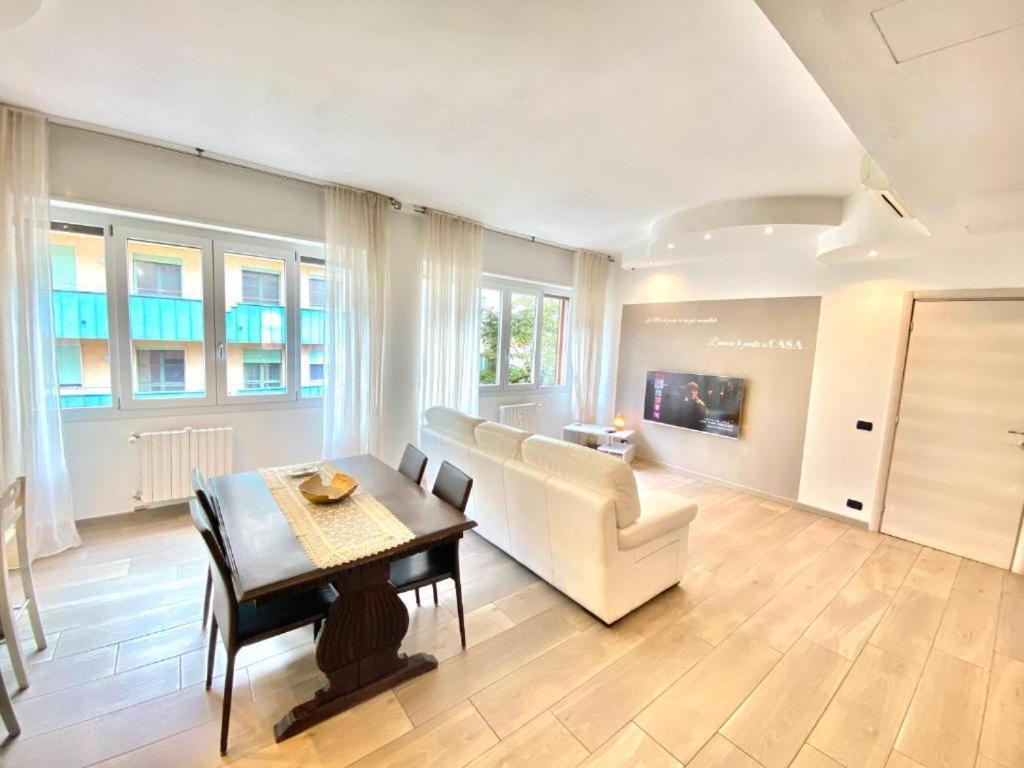 Appartamento Bocconi Home, Moderna Ed Elegante, Spazioso E Luminoso, Con Due E Due Bagni Milano