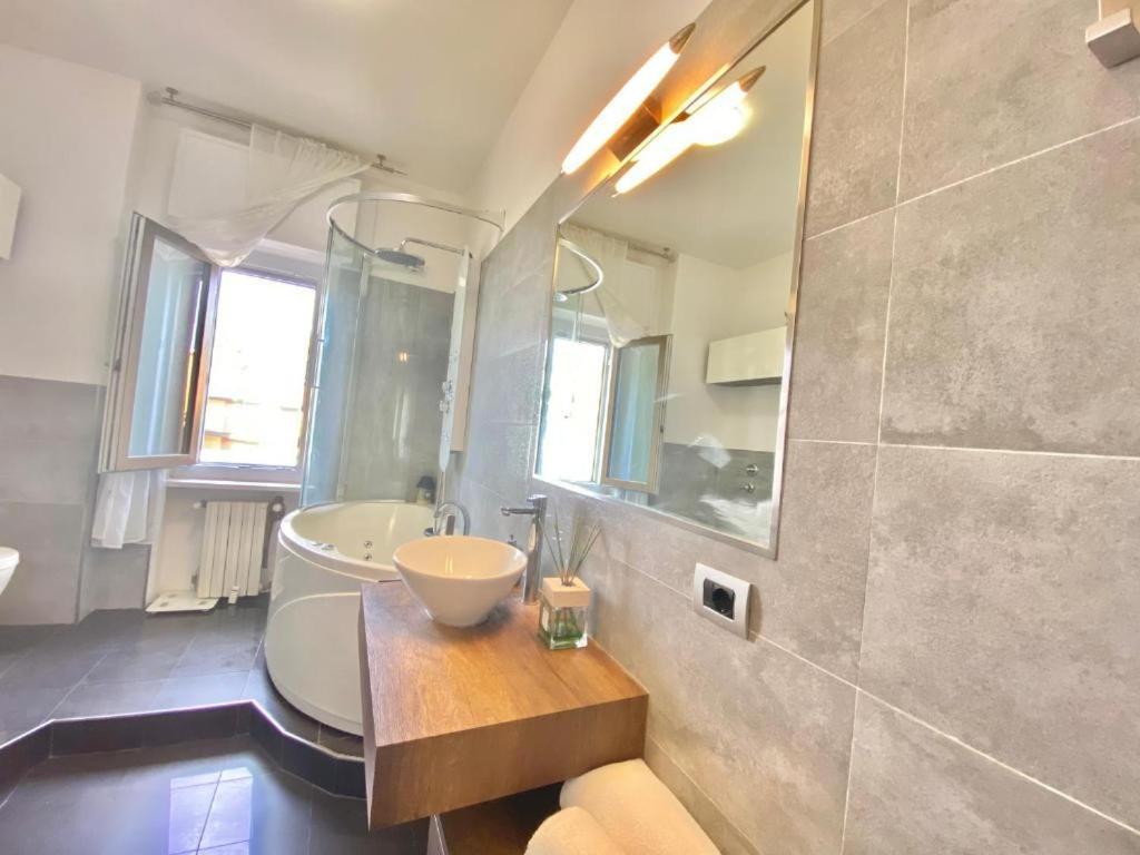 Bocconi Home, Moderna Ed Elegante, Spazioso E Luminoso, Con Due E Due Bagni Appartamento *