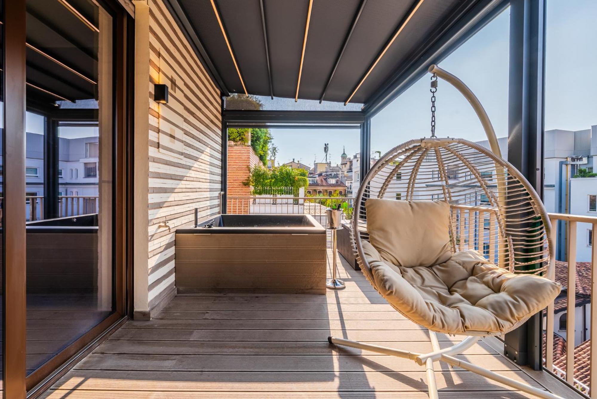 Terrazza Con Jacuzzi E Vista Iconica Sul Duomo Milano