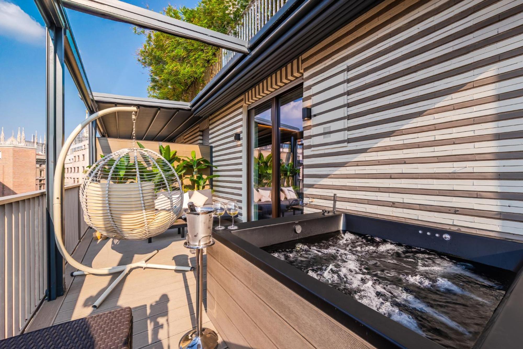 Terrazza Con Jacuzzi E Vista Iconica Sul Duomo Milano