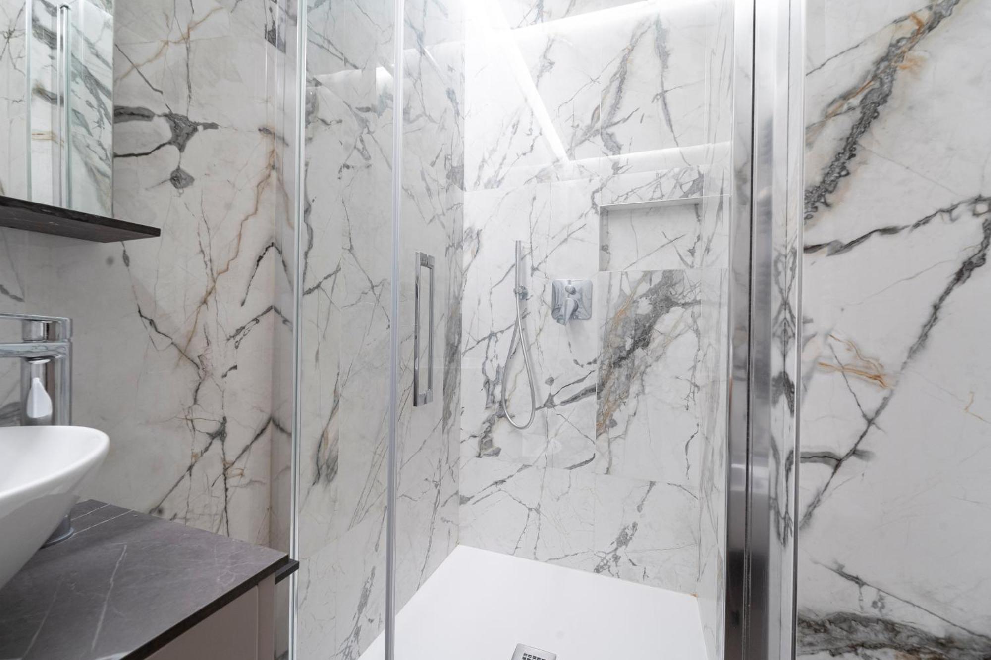 Appartement Designed In Center Gae Aulenti Area With Ac, Wifi And Subway Airport Connected Steps From Station