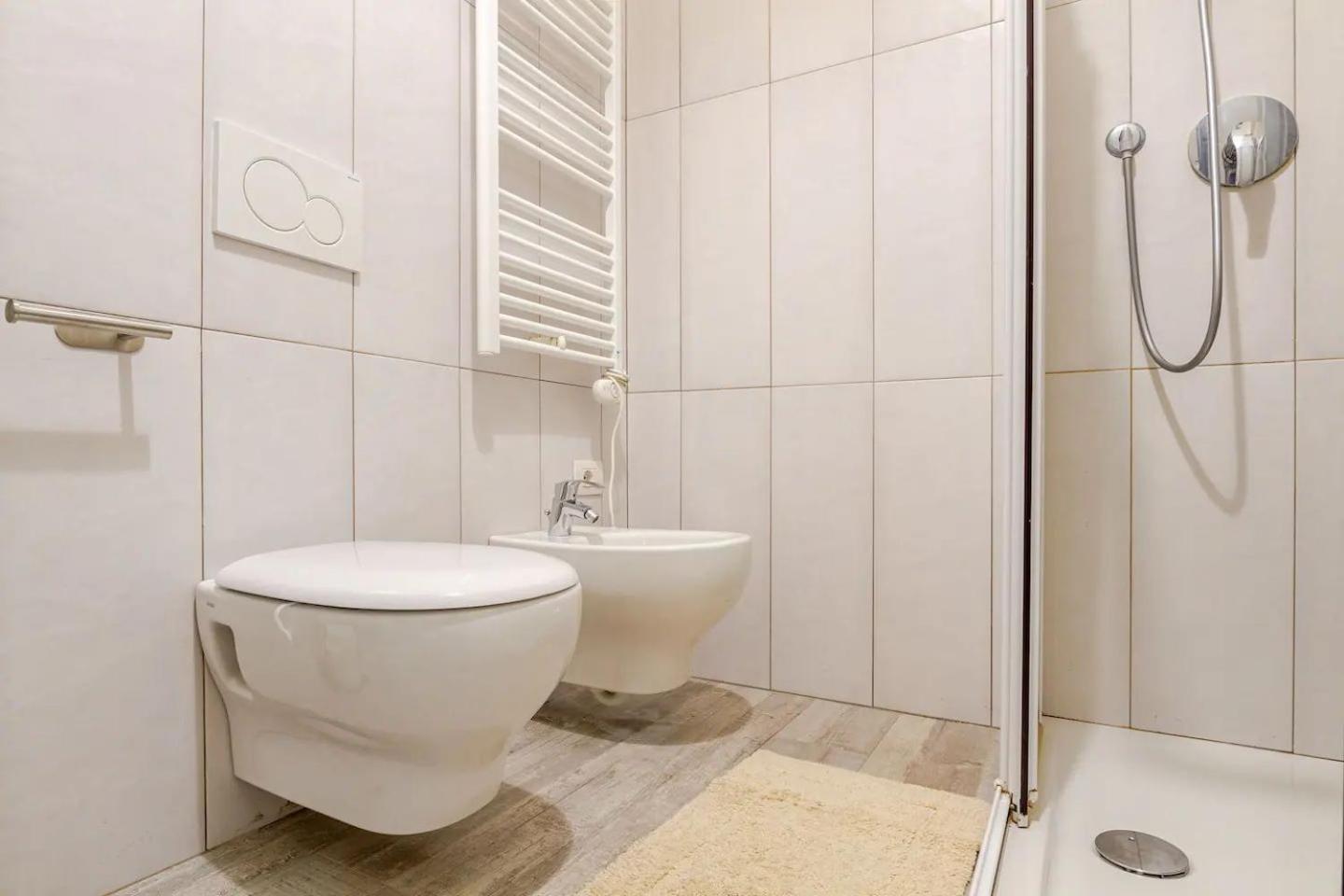 Elegance - - Via Spartaco Mailand