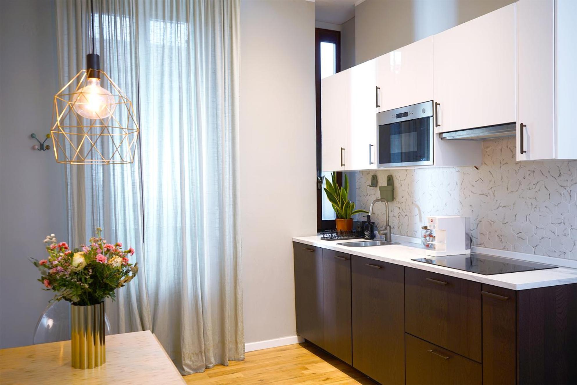 B32b Modern, Functional And Fully Equipped One Bedroom With A Lovely Small Balcony *