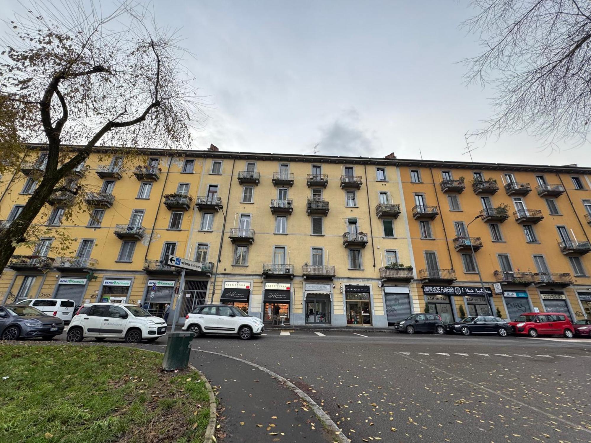 Navigli Metro4-tram2-naviglio Grande * Milano