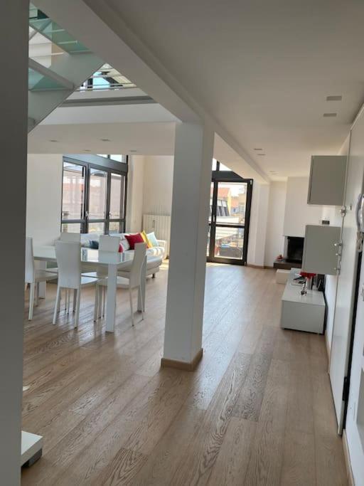 Penthouse Luce Near Metro-bus-tram Appartamento