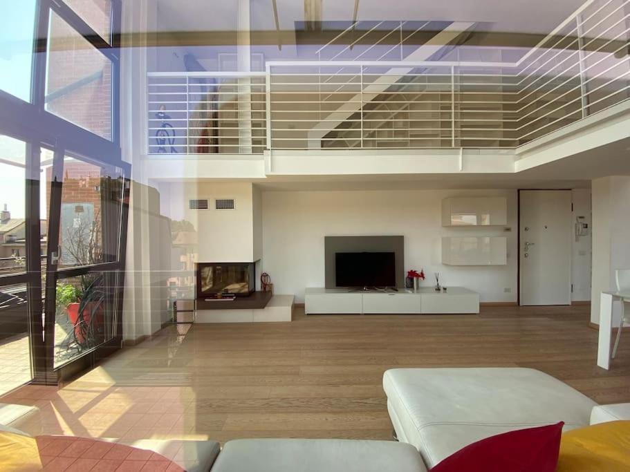 Penthouse Luce Near Metro-bus-tram Appartamento Milano