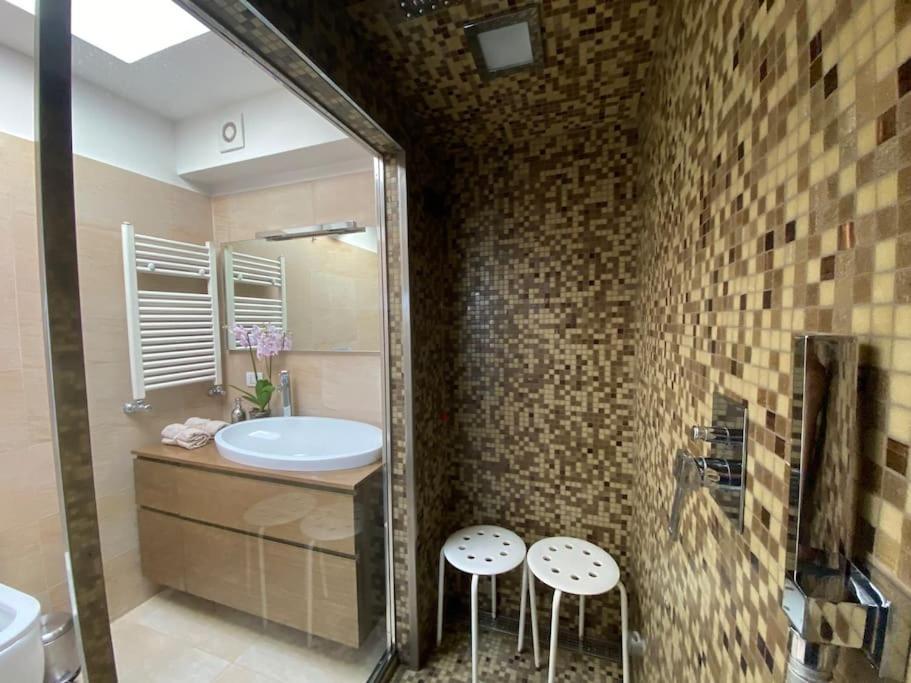 Penthouse Luce Near Metro-bus-tram Appartamento Milano