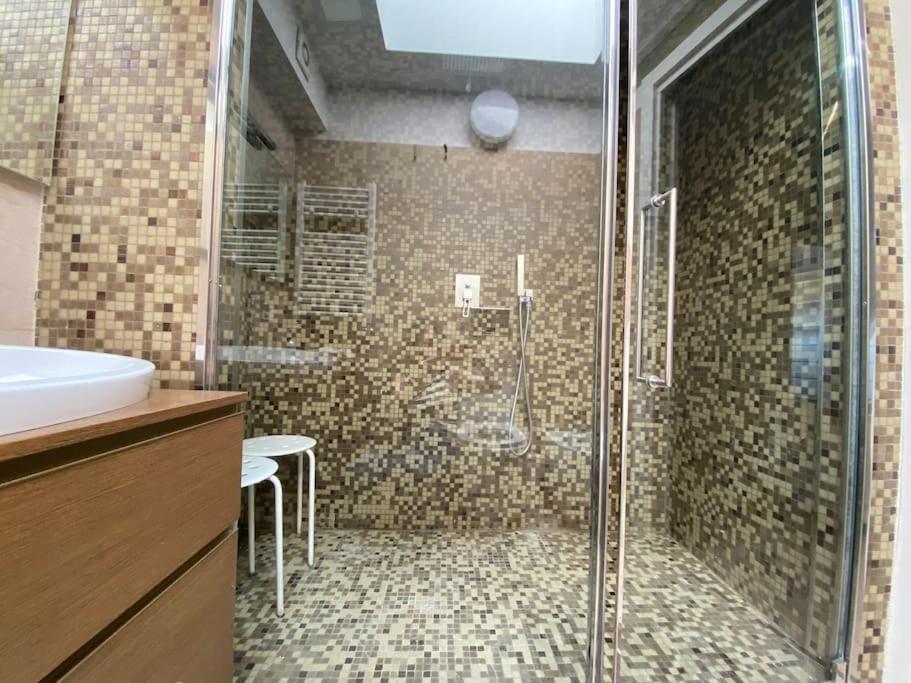 Penthouse Luce Near Metro-bus-tram Appartamento *