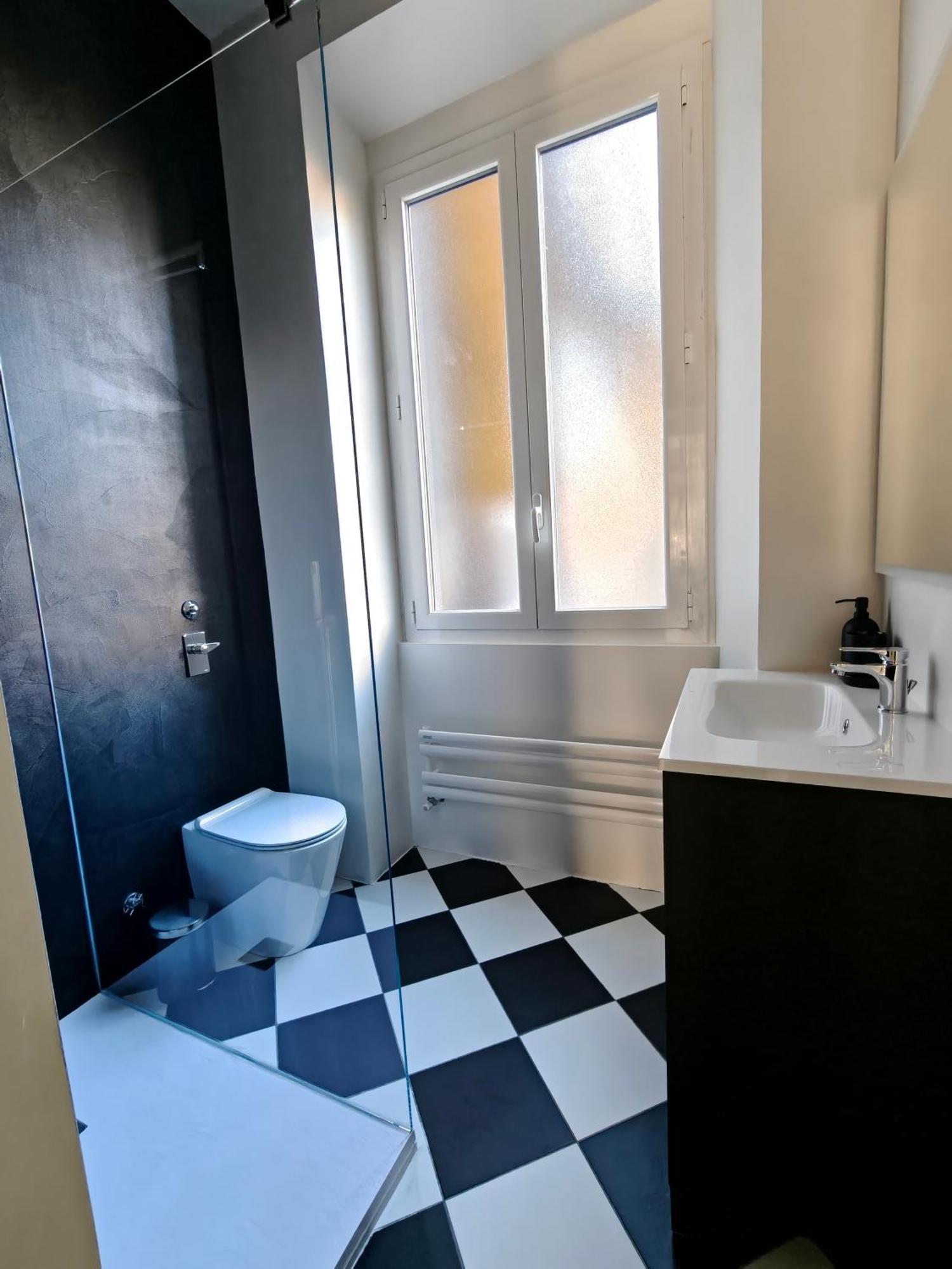 Black And White In Downtown With Ac, Wifi And Subway M1 M2 Airoport Connected, Station * Milano
