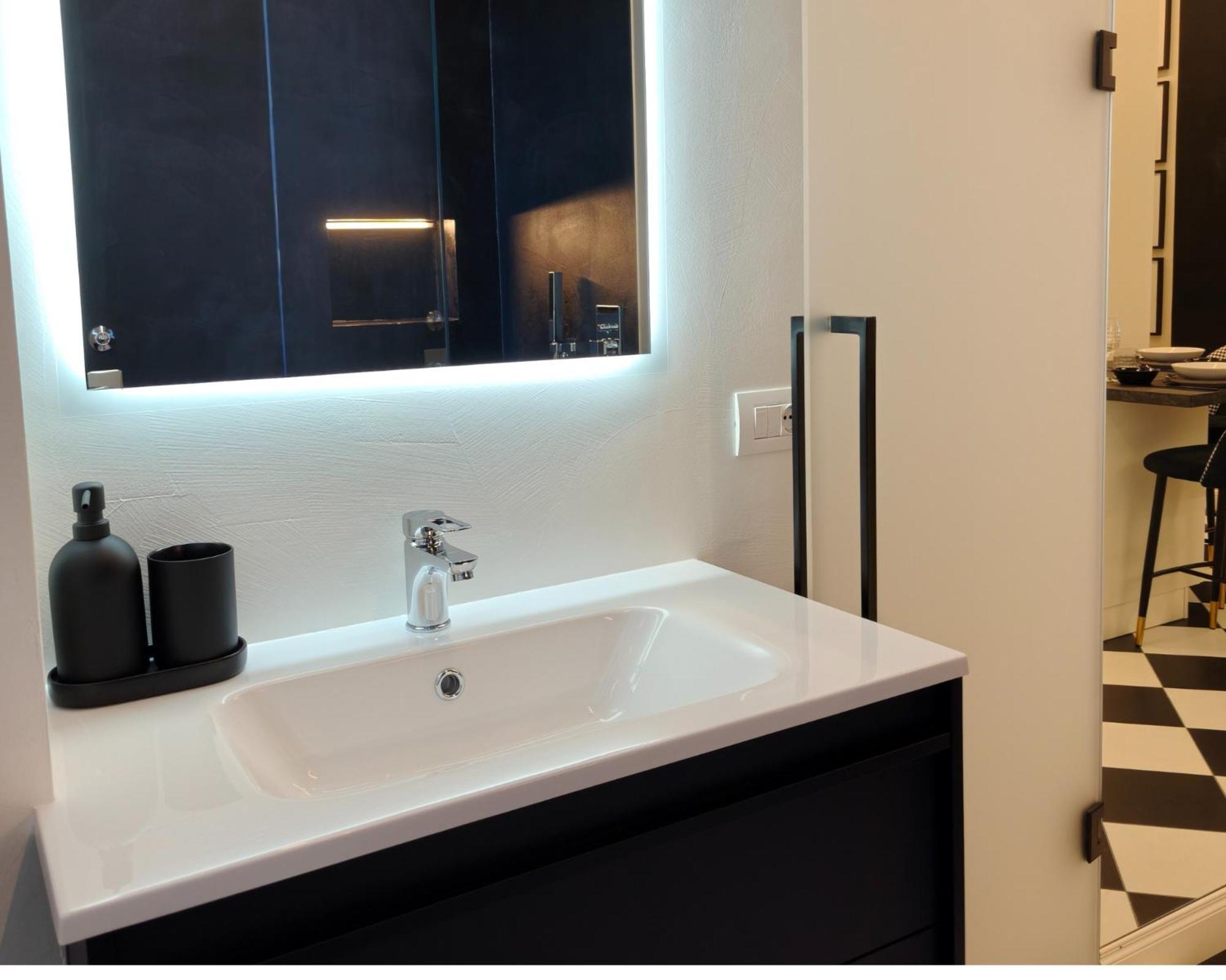 Black And White In Downtown With Ac, Wifi And Subway M1 M2 Airoport Connected, Station Appartamento