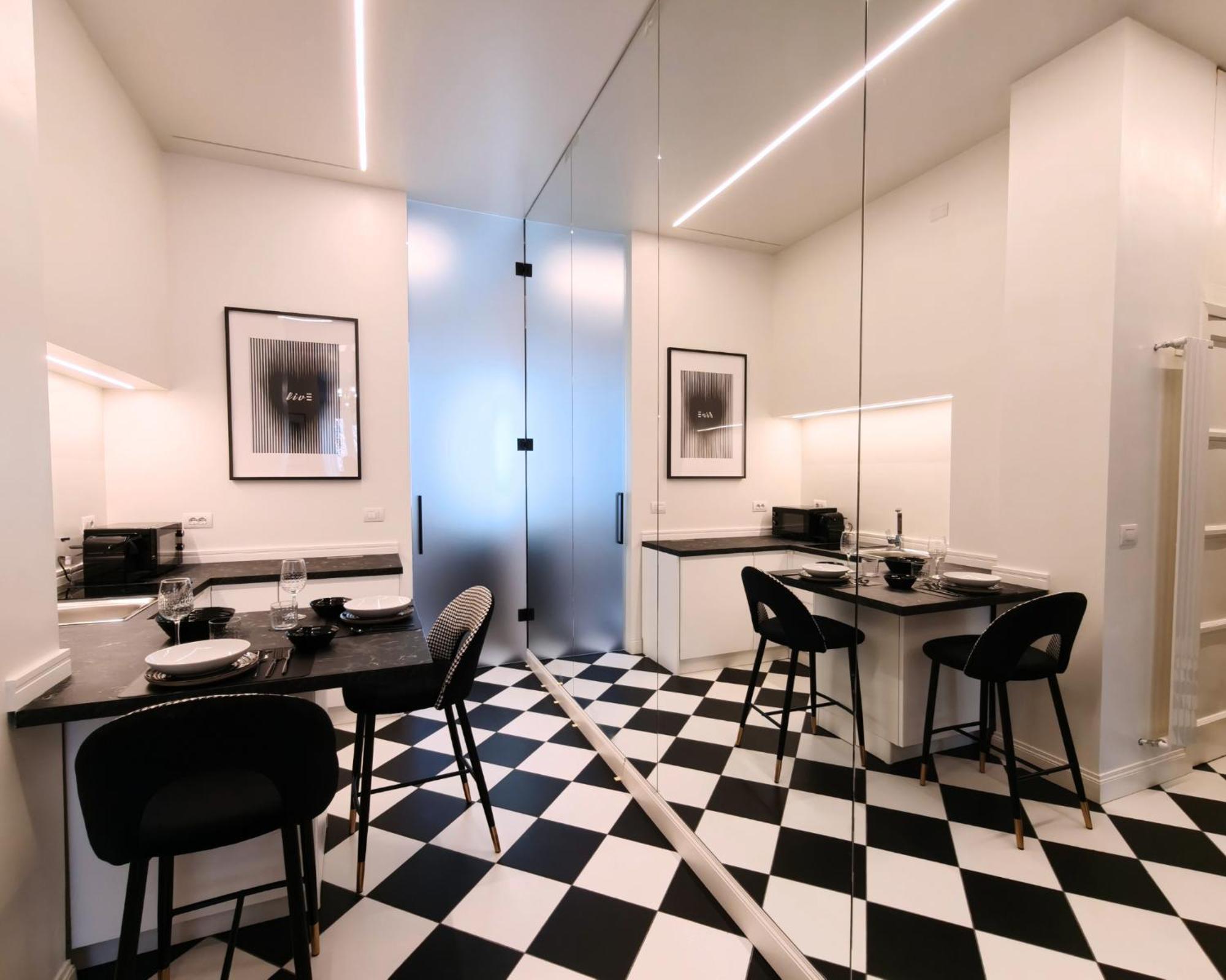 Black And White In Downtown With Ac, Wifi And Subway M1 M2 Airoport Connected, Station Appartamento *