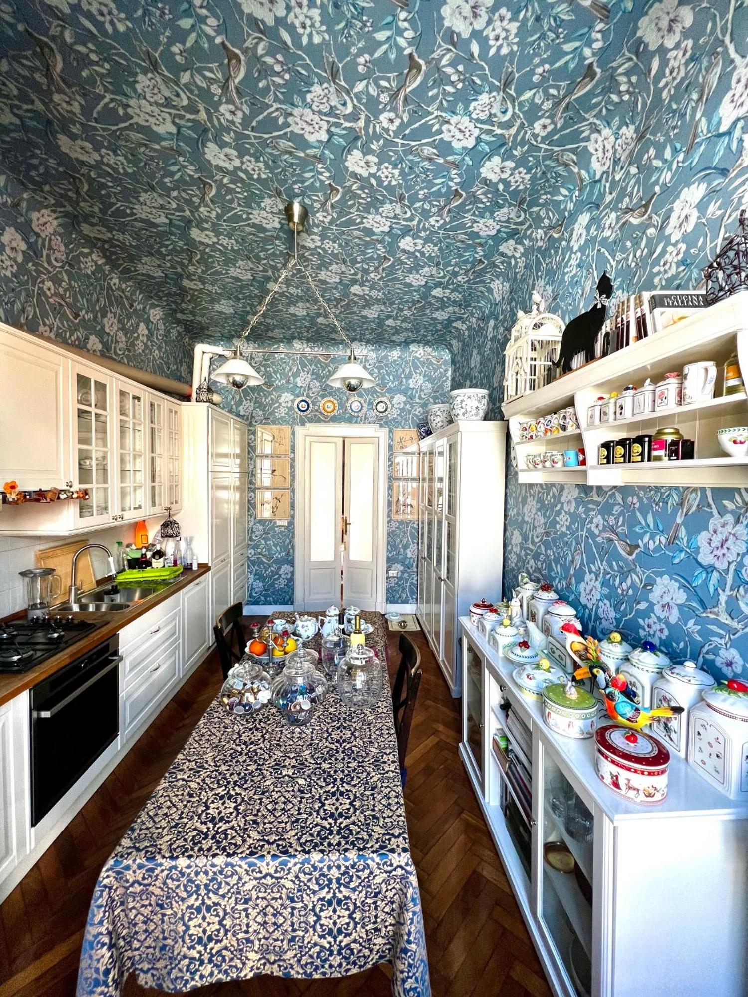 Luxury In Art Nouveau Building Next To Metro Station Bed & Breakfast