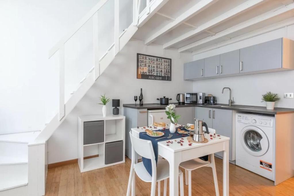 Two-room San Babila Apartment *