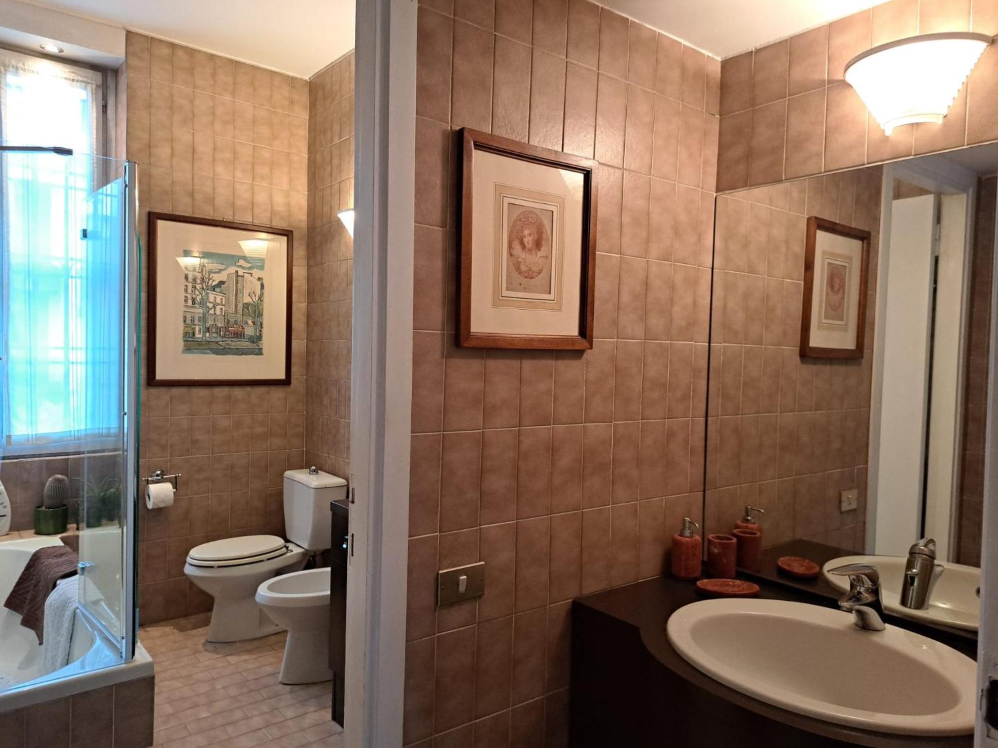 Frühstückspension Casa Mari - Free Secure Parking, Breakfast, Private Bathroom, Wifi, Garden, Aircon, 3 Min Walk To Metro And Train Station *