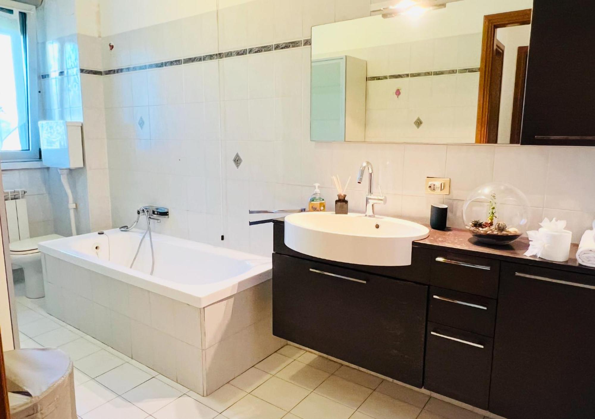 Big In Navigli District With 2 Balcony And Parking Leilighet *