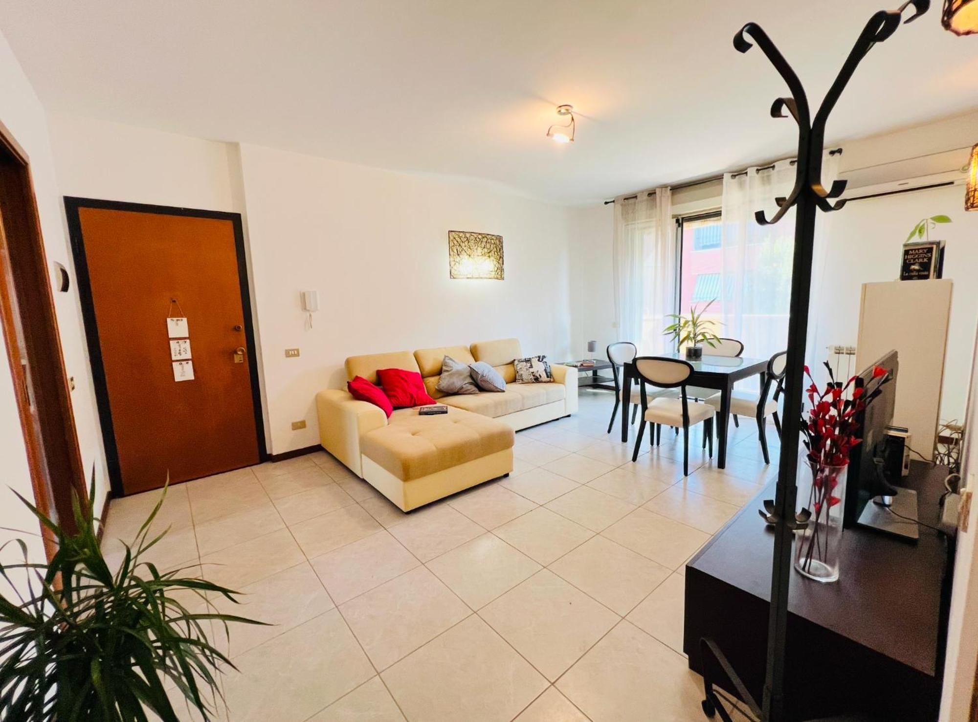 Big In Navigli District With 2 Balcony And Parking Leilighet Milano