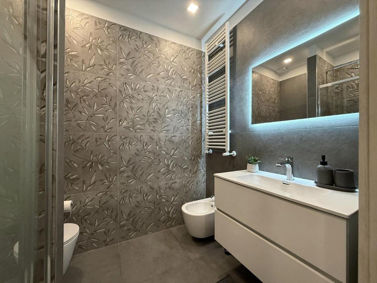 Wide & Bright 2 Bedroom Flat 50m From M4 Station Milano