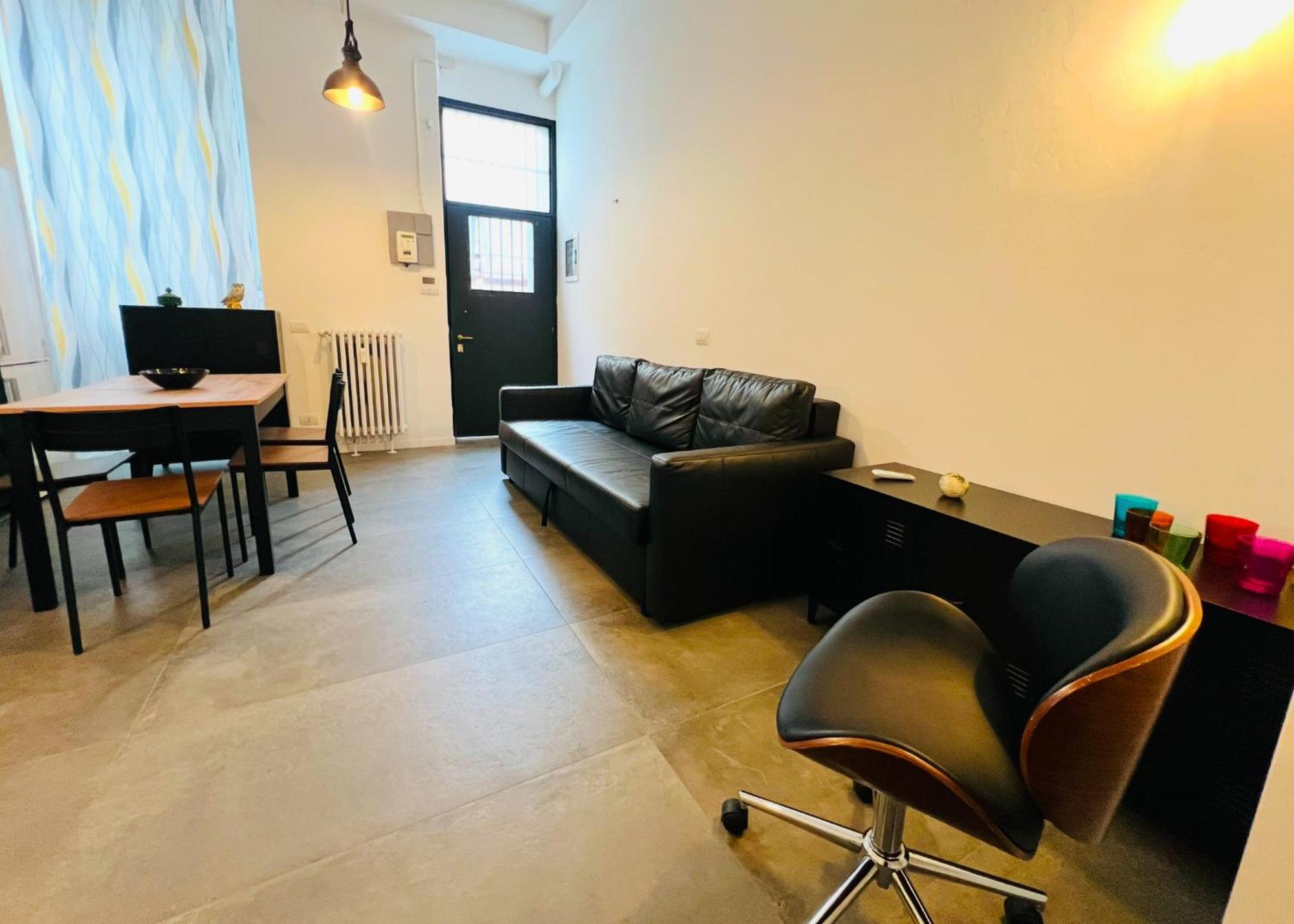 3 In Navigli Center Close To The Metro With Parking Appartamento