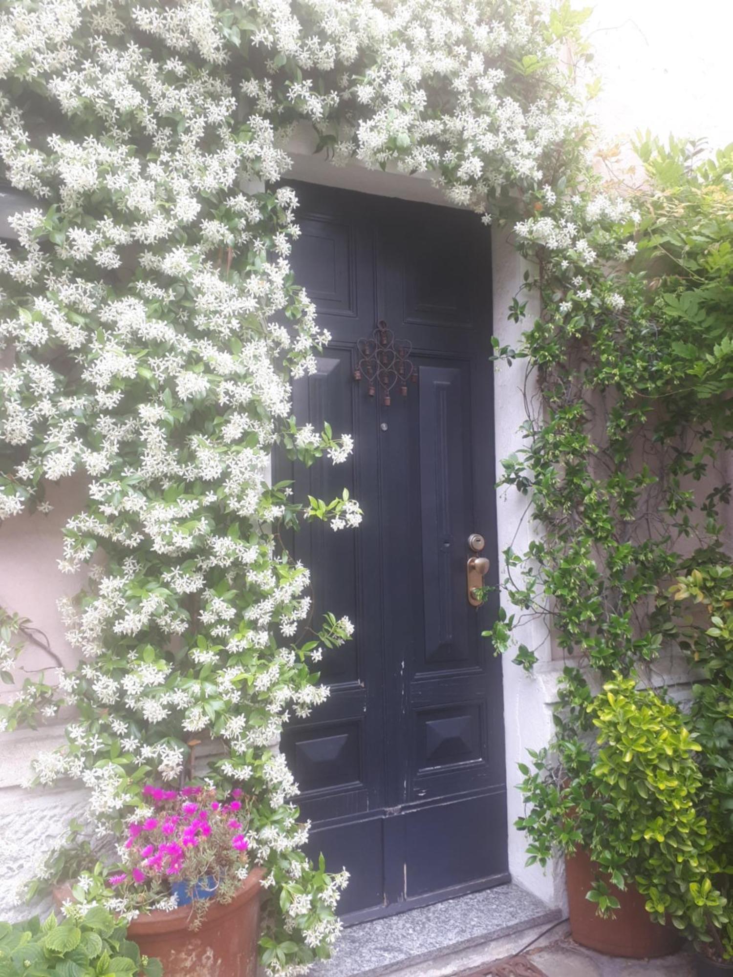 Casa Mari - Free Secure Parking, Breakfast, Private Bathroom, Wifi, Garden, Aircon, 3 Min Walk To Metro And Train Station
