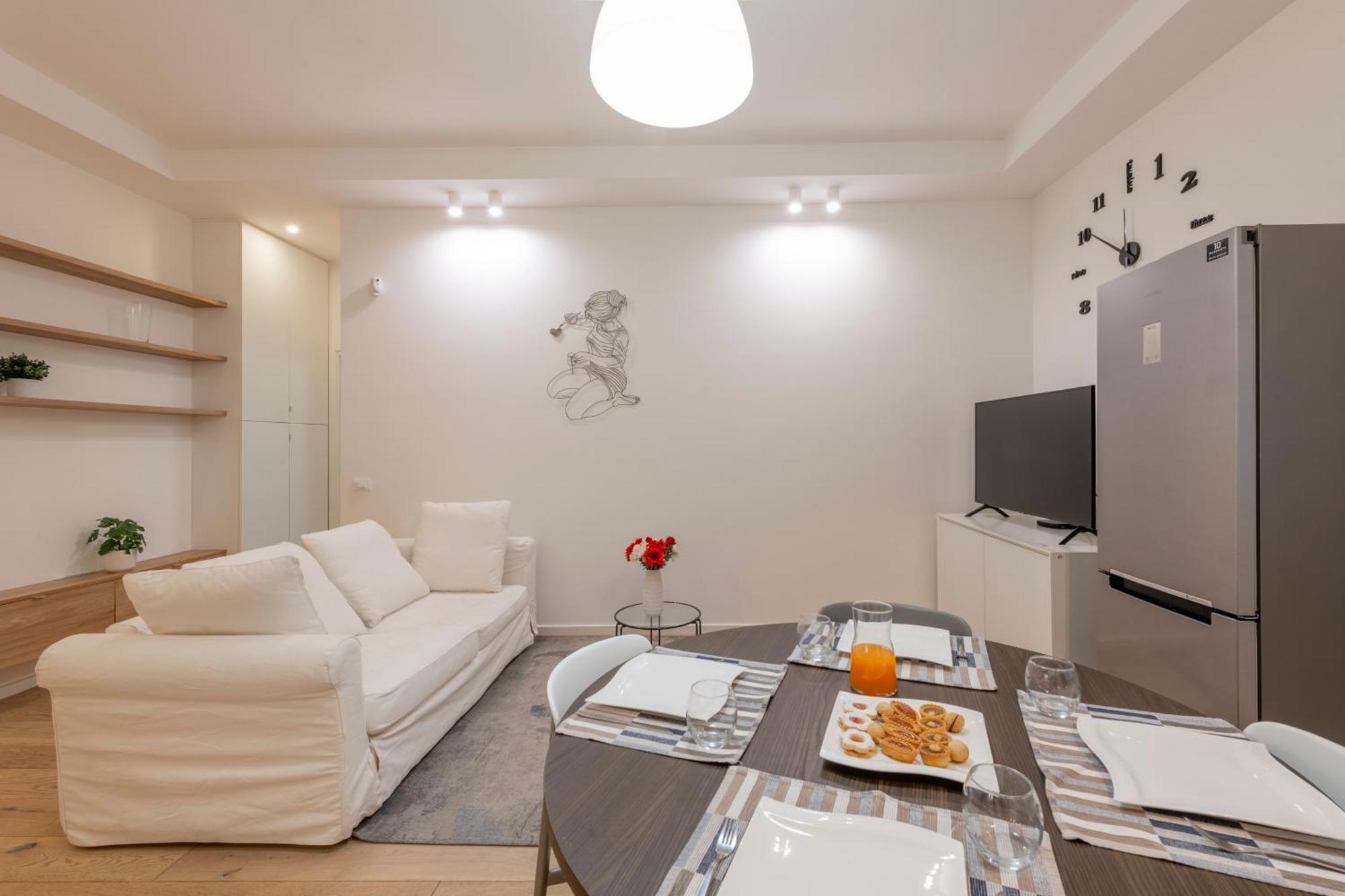 Longhena, 7 - Total White Milano