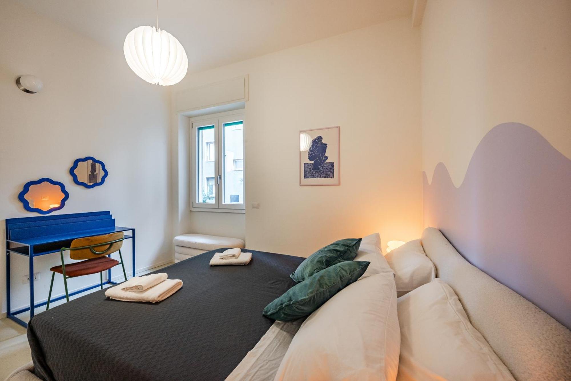 Design And Silence - Wide Renovated 2 Stops Form Apartment *