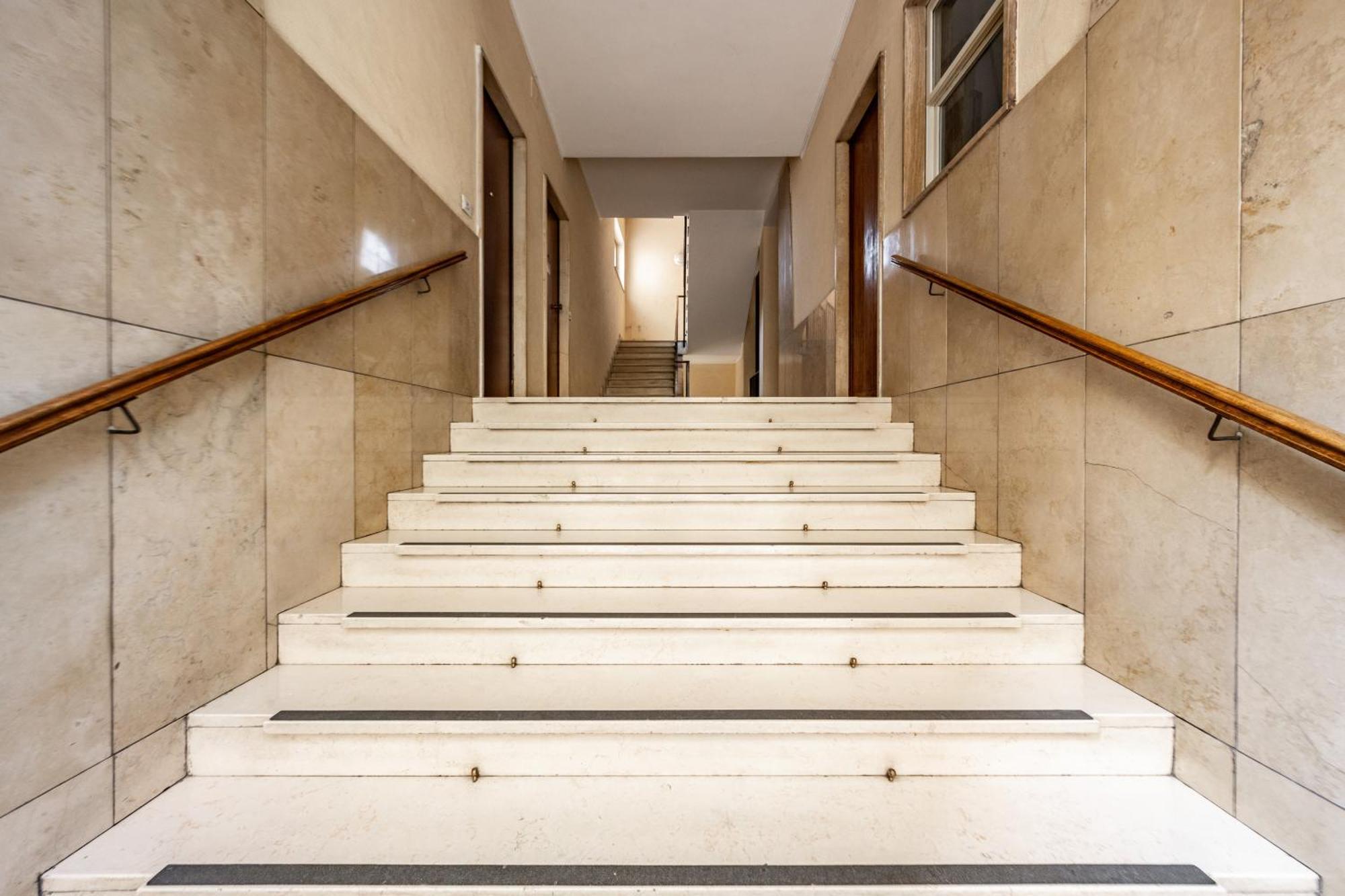 Apartment Design And Silence - Wide Renovated 2 Stops Form