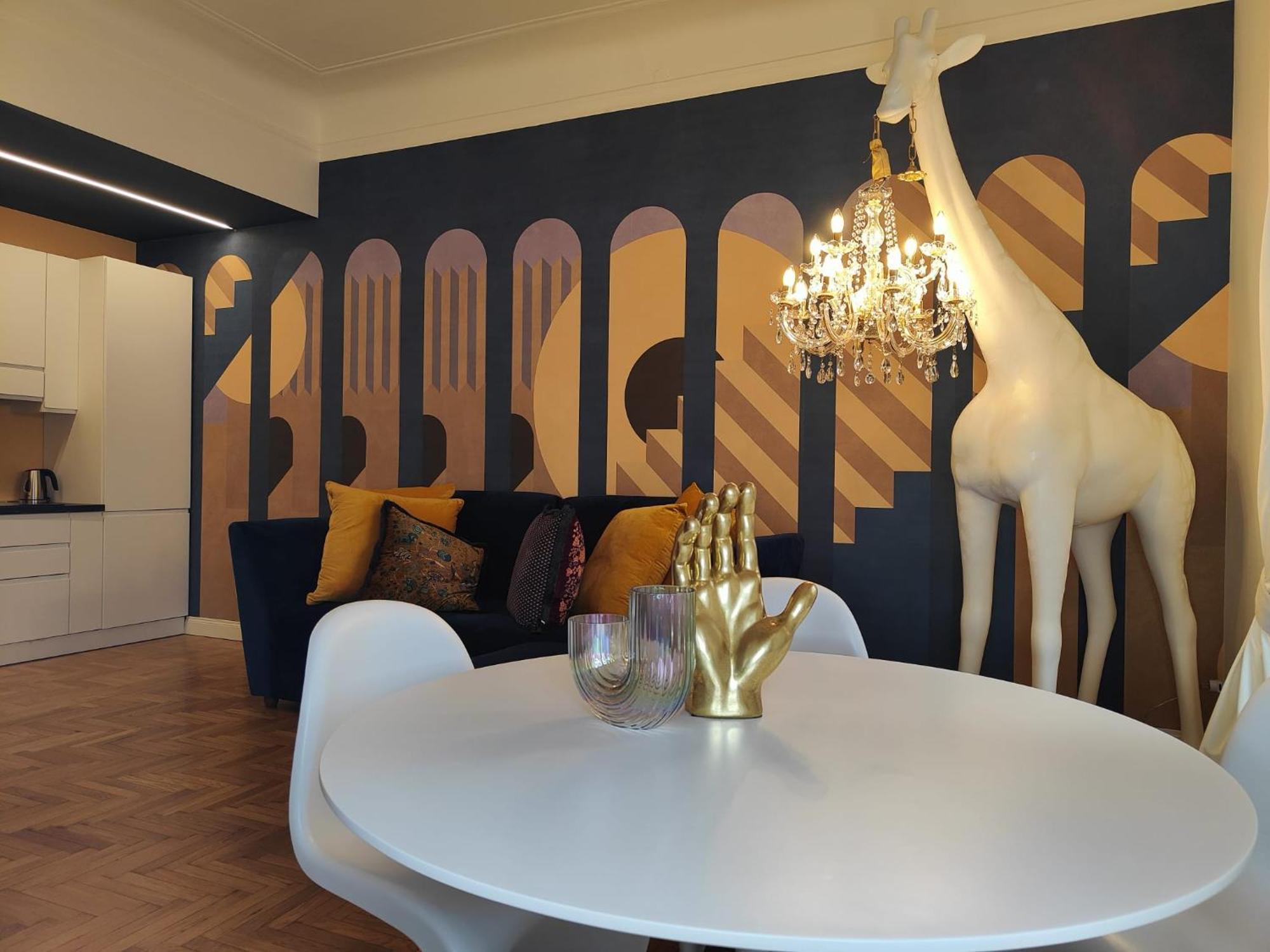 Appartamento 9 Guests Apartments, 4 Bedrooms, 4 Baths In Downtown With Ac, Wifi And Subway M1 M2 Airport Connected *