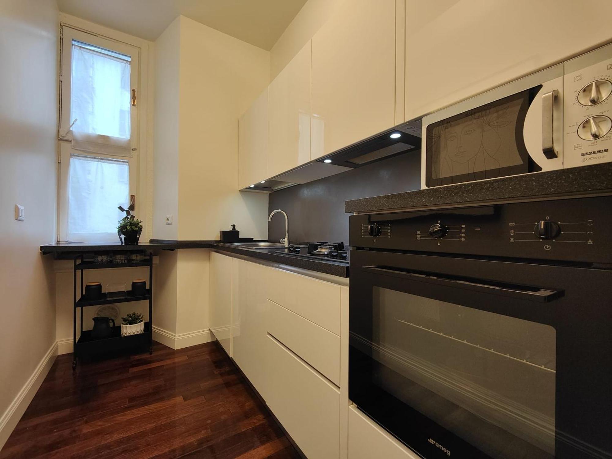 9 Guests Apartments, 4 Bedrooms, 4 Baths In Downtown With Ac, Wifi And Subway M1 M2 Airport Connected * Milano