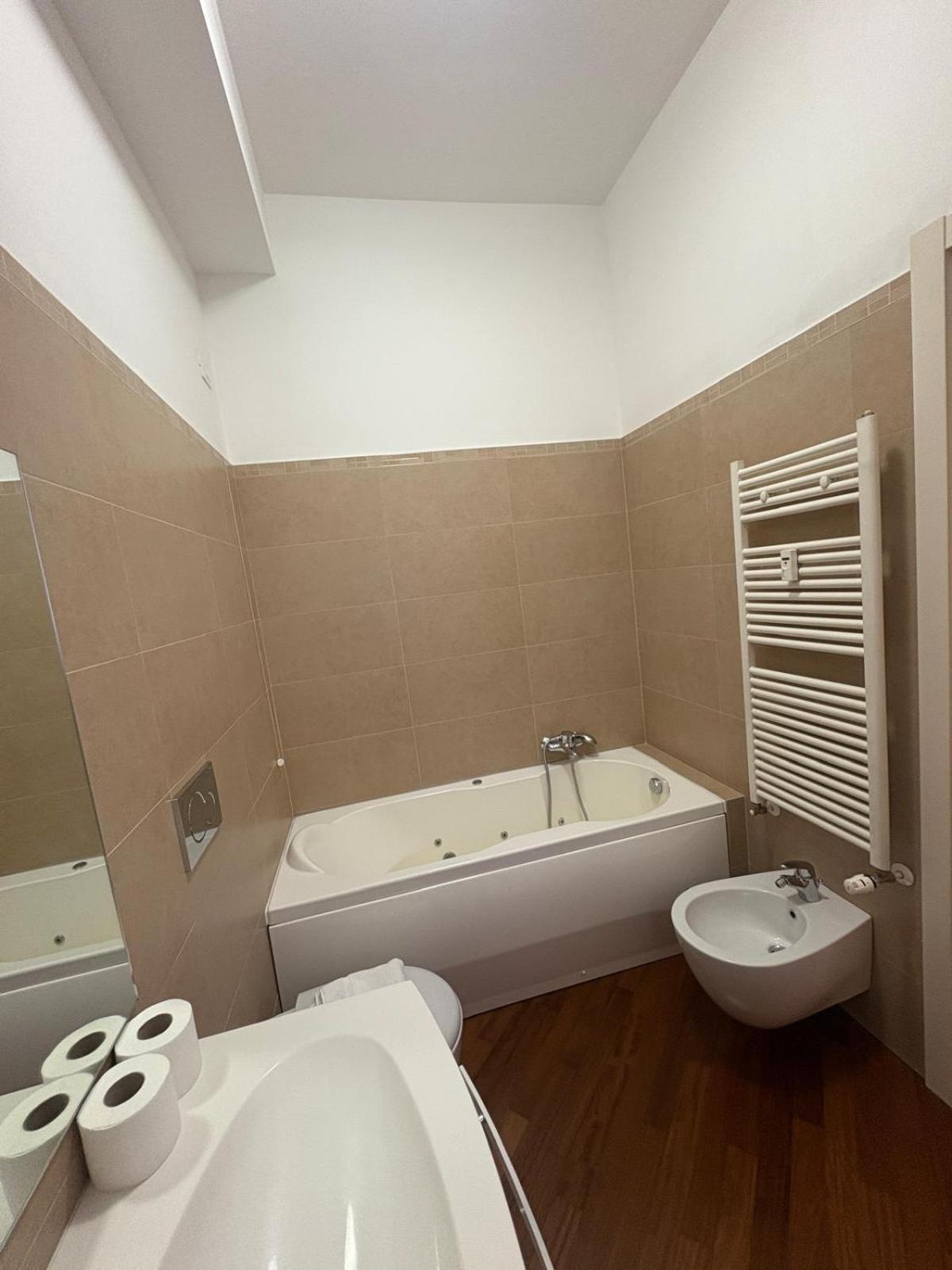 Bocconi - Porta Romana 4 Da Letto Con 2 Bagni Privati Apartment