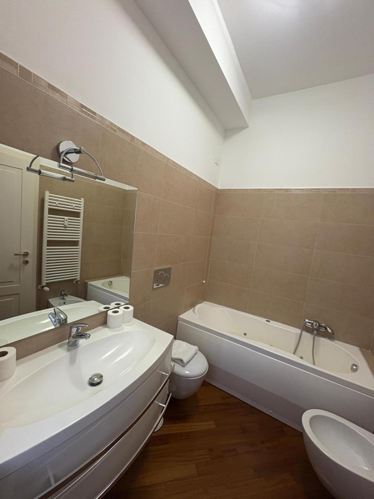 Bocconi - Porta Romana 4 Da Letto Con 2 Bagni Privati Apartment *