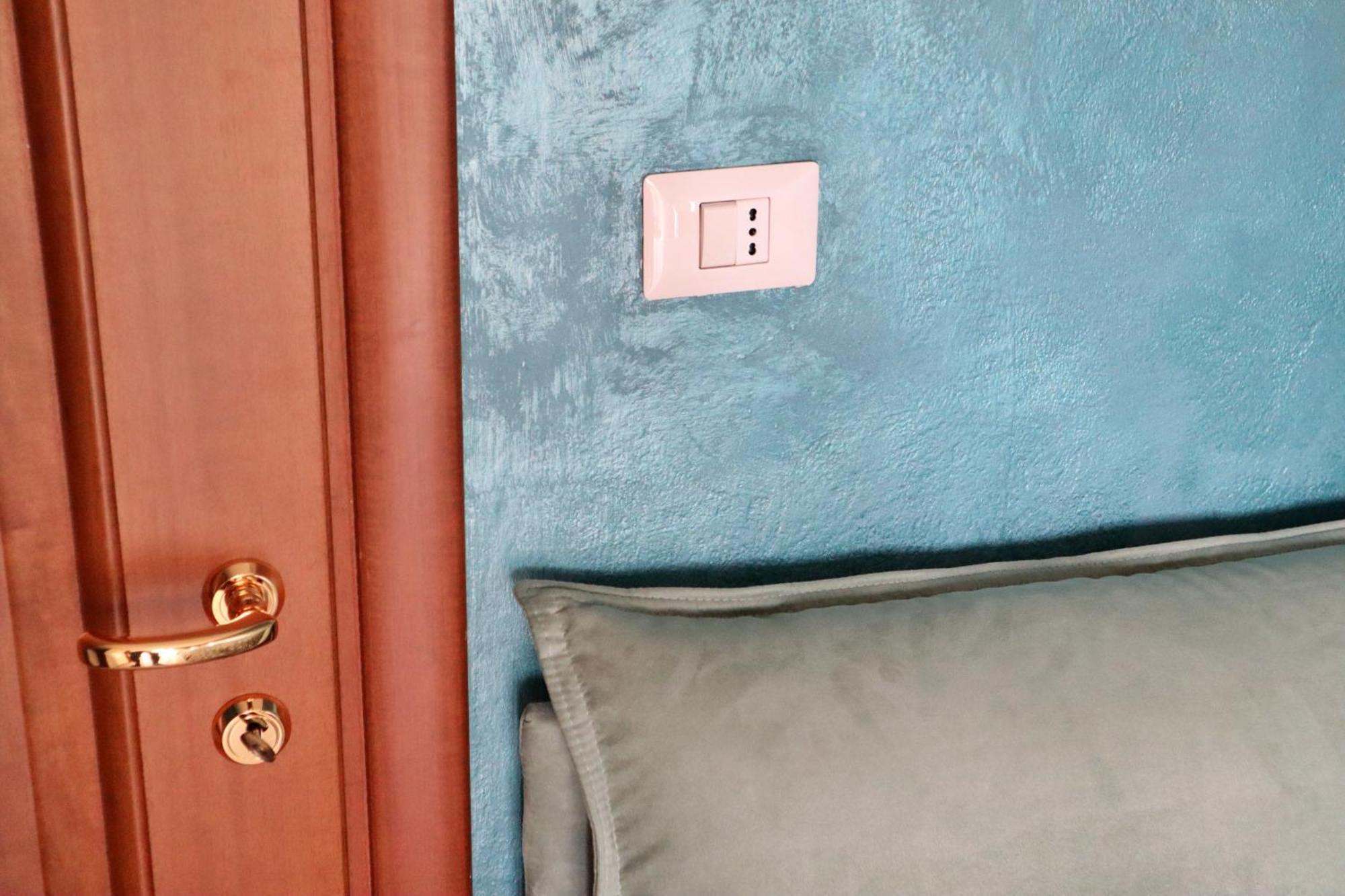 Cozy Room In Elegant Flat Shared With Alex, Tube 5 Min Walking Alloggio in famiglia Milano