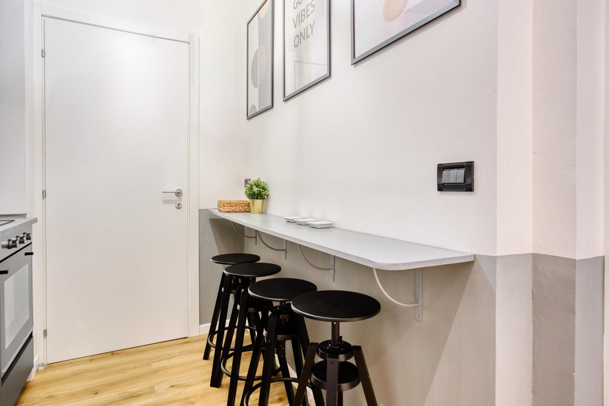 Joivy Chic & Classy Near The Centre Of Apartment