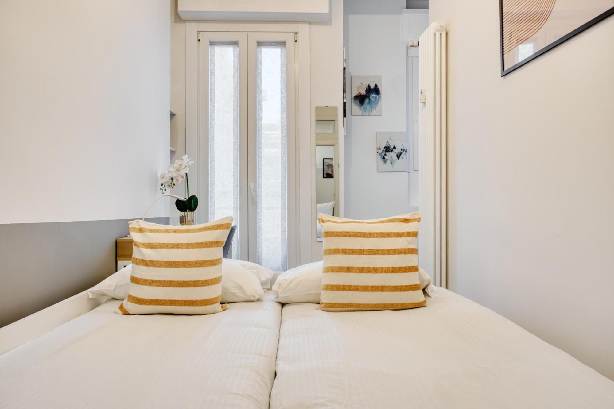 Joivy Chic & Classy Near The Centre Of Apartment