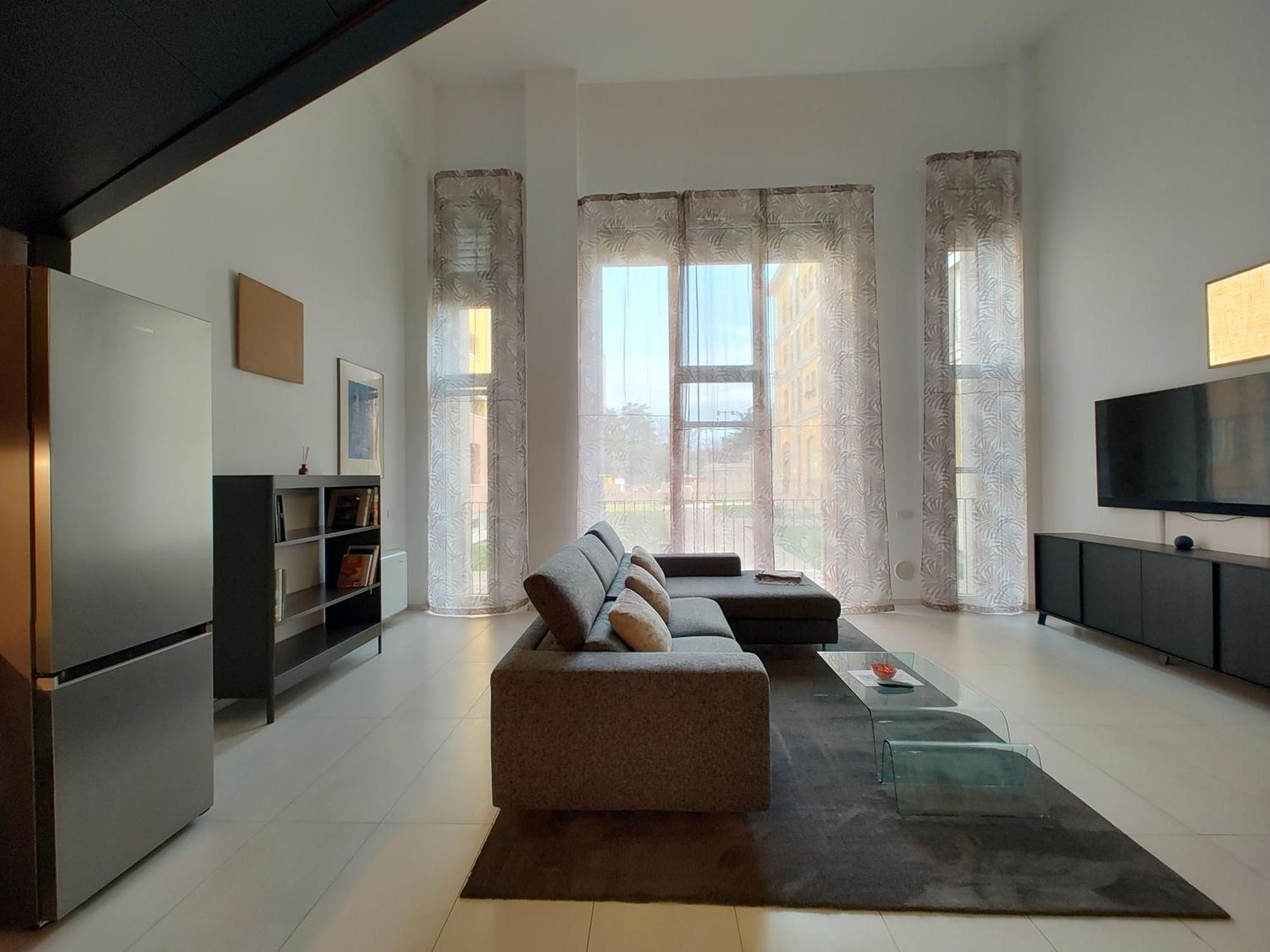 Space Loft - Close To M5 Subway - Free Parking - Sky & Netflix Tv