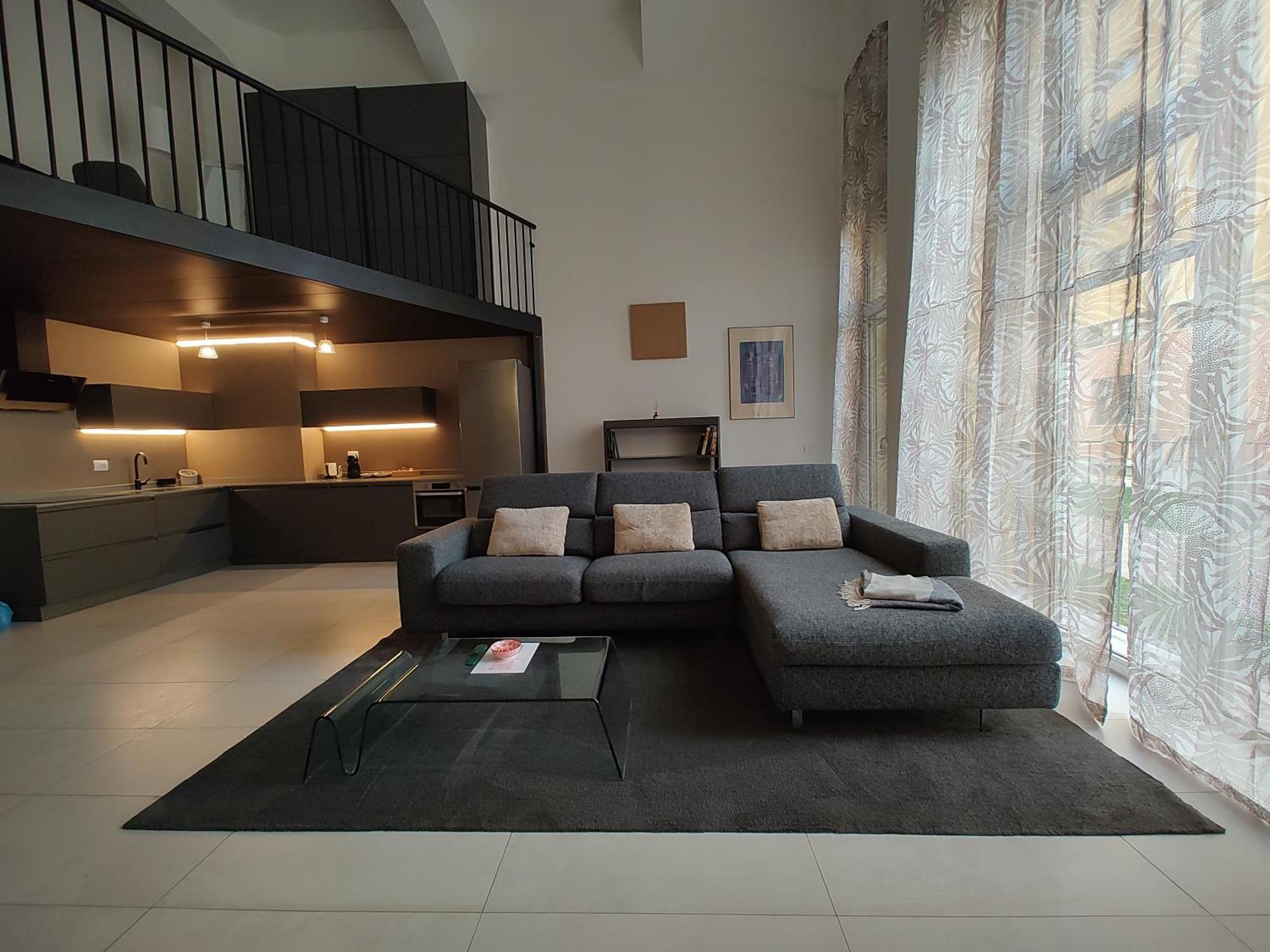 Space Loft - Close To M5 Subway - Free Parking - Sky & Netflix Tv Apartment