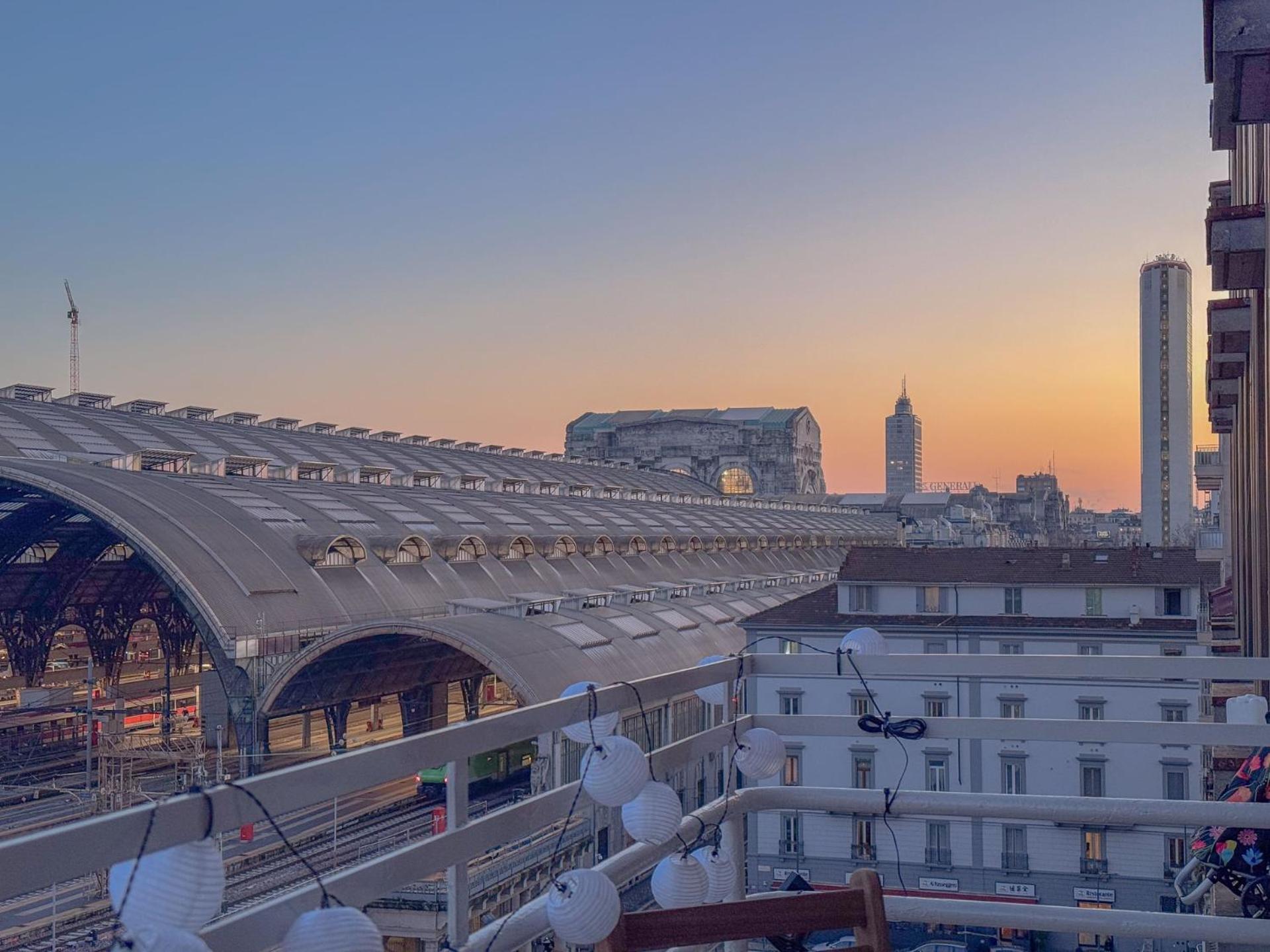 Spacious With Romantic Balcony And 2 Bathrooms Appartamento Milano