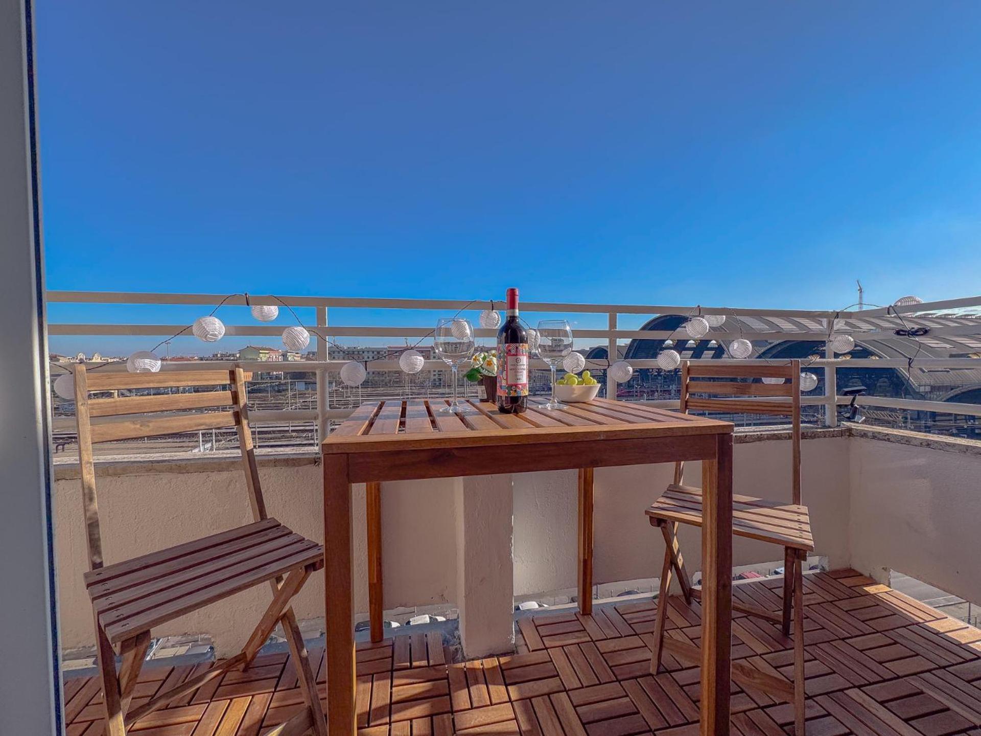 Spacious With Romantic Balcony And 2 Bathrooms Milano