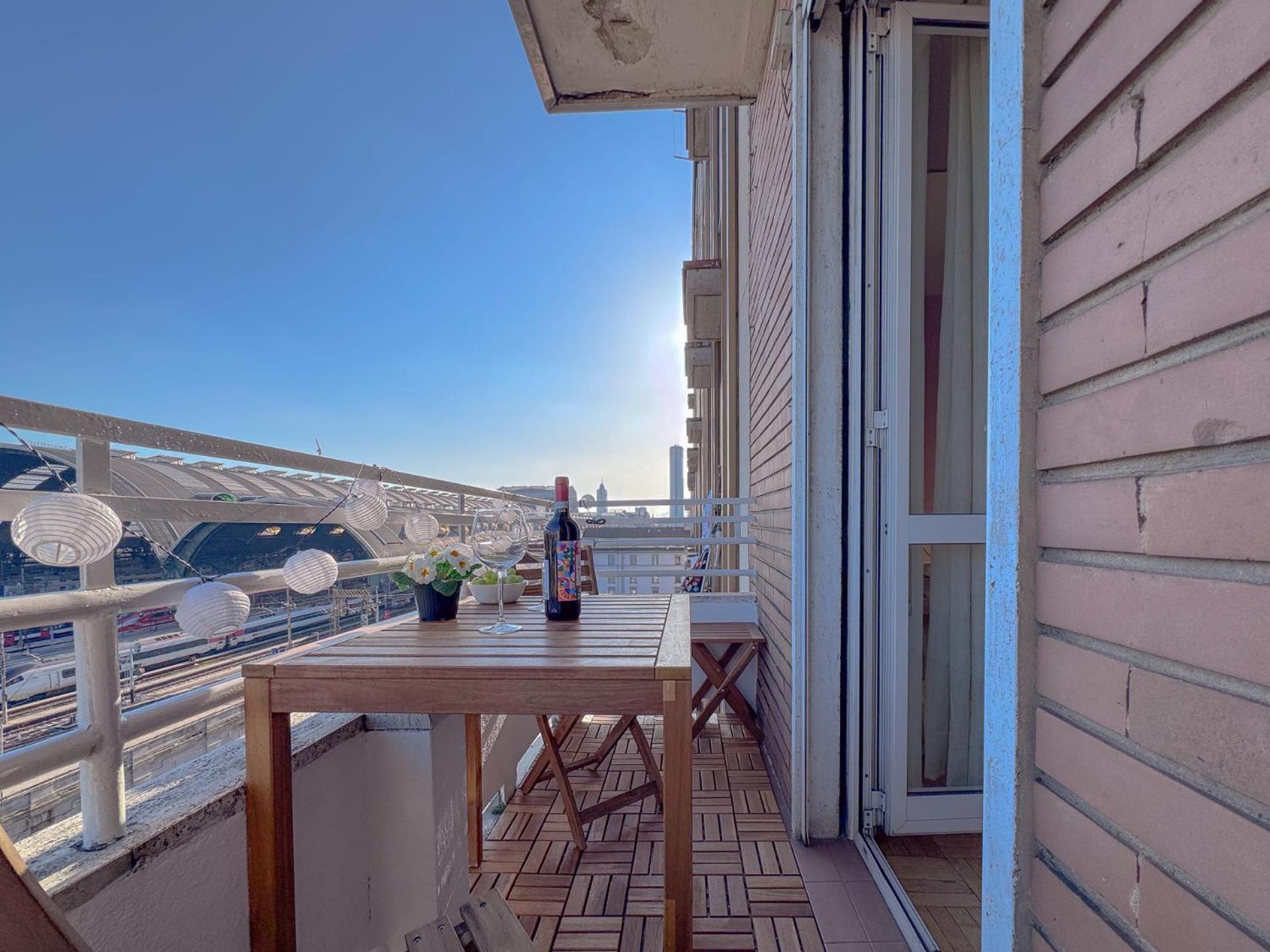 Spacious With Romantic Balcony And 2 Bathrooms Appartamento *